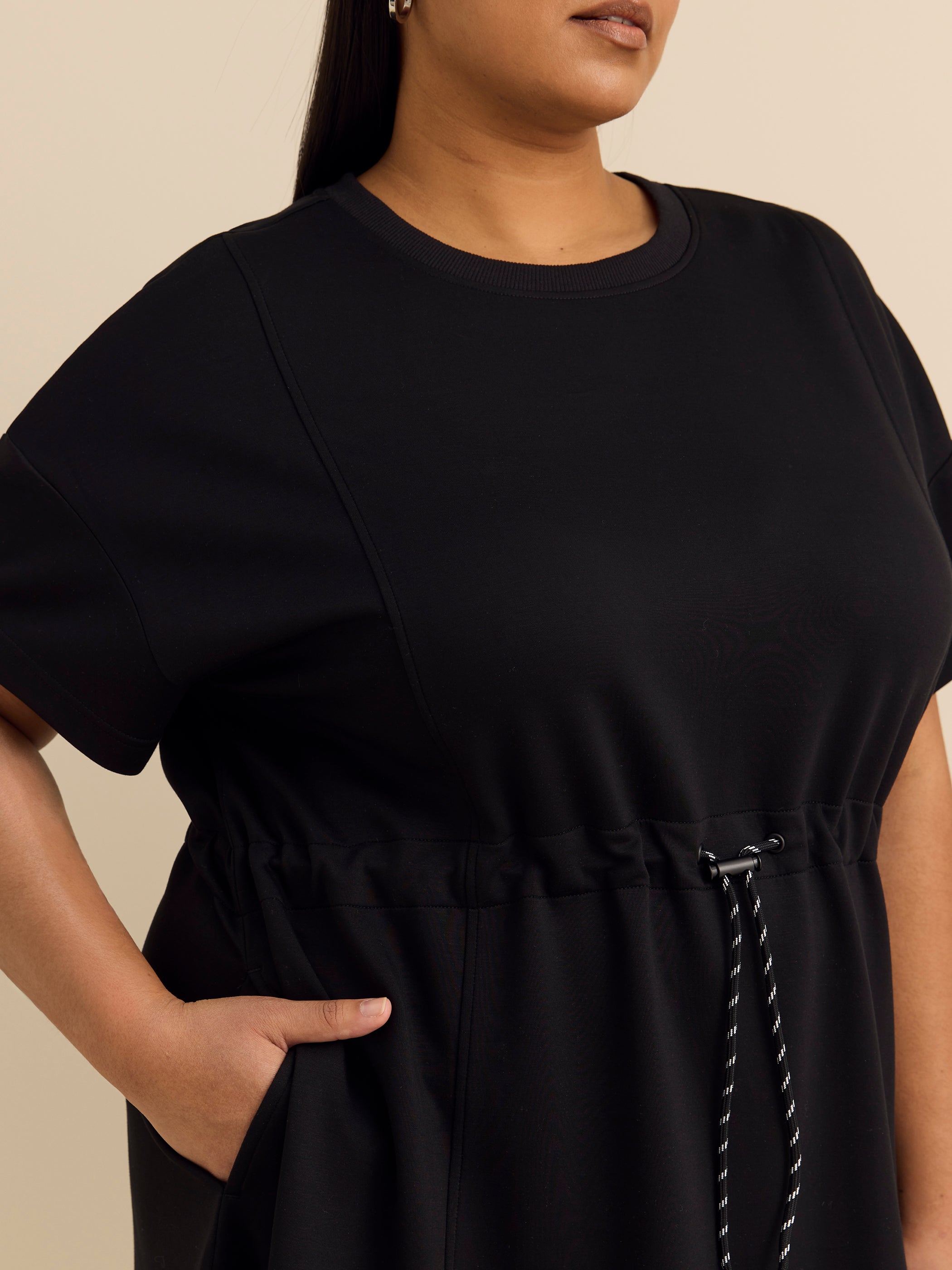 Robe à manches courtes à taille cintrée, tissu responsable - Active Zone