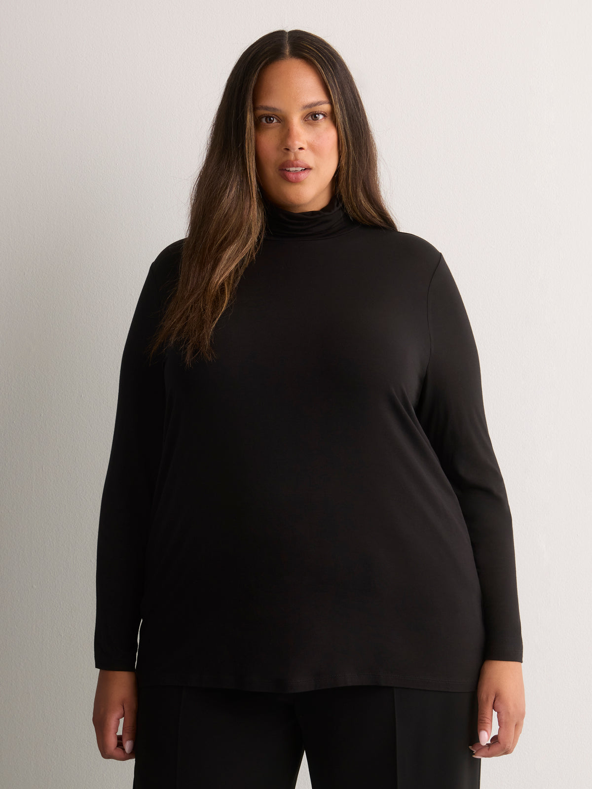 Haut moderne noir à col roulé et manches longues, tissu responsable