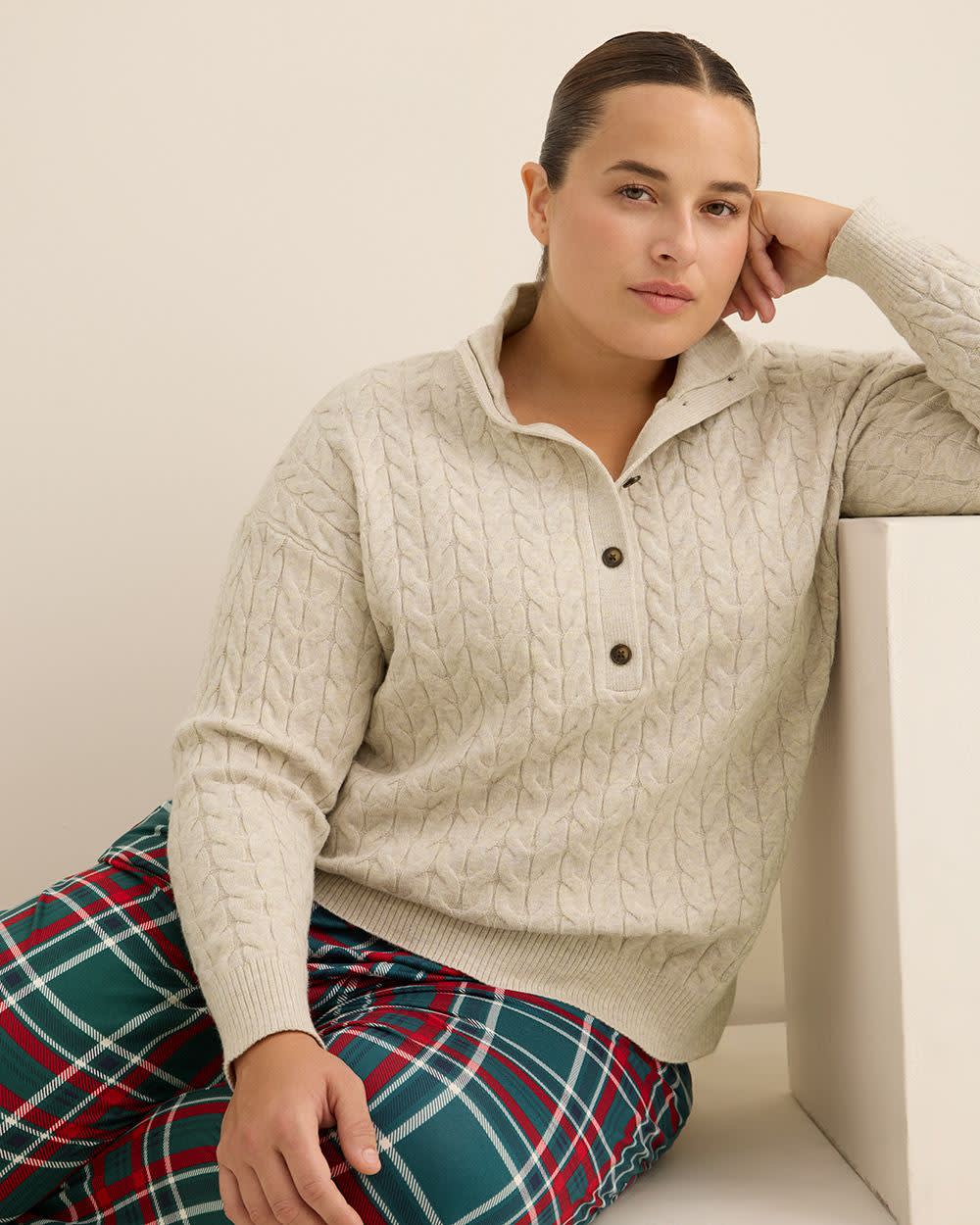 Pull en tricot à mailles torsadées et col boutonné