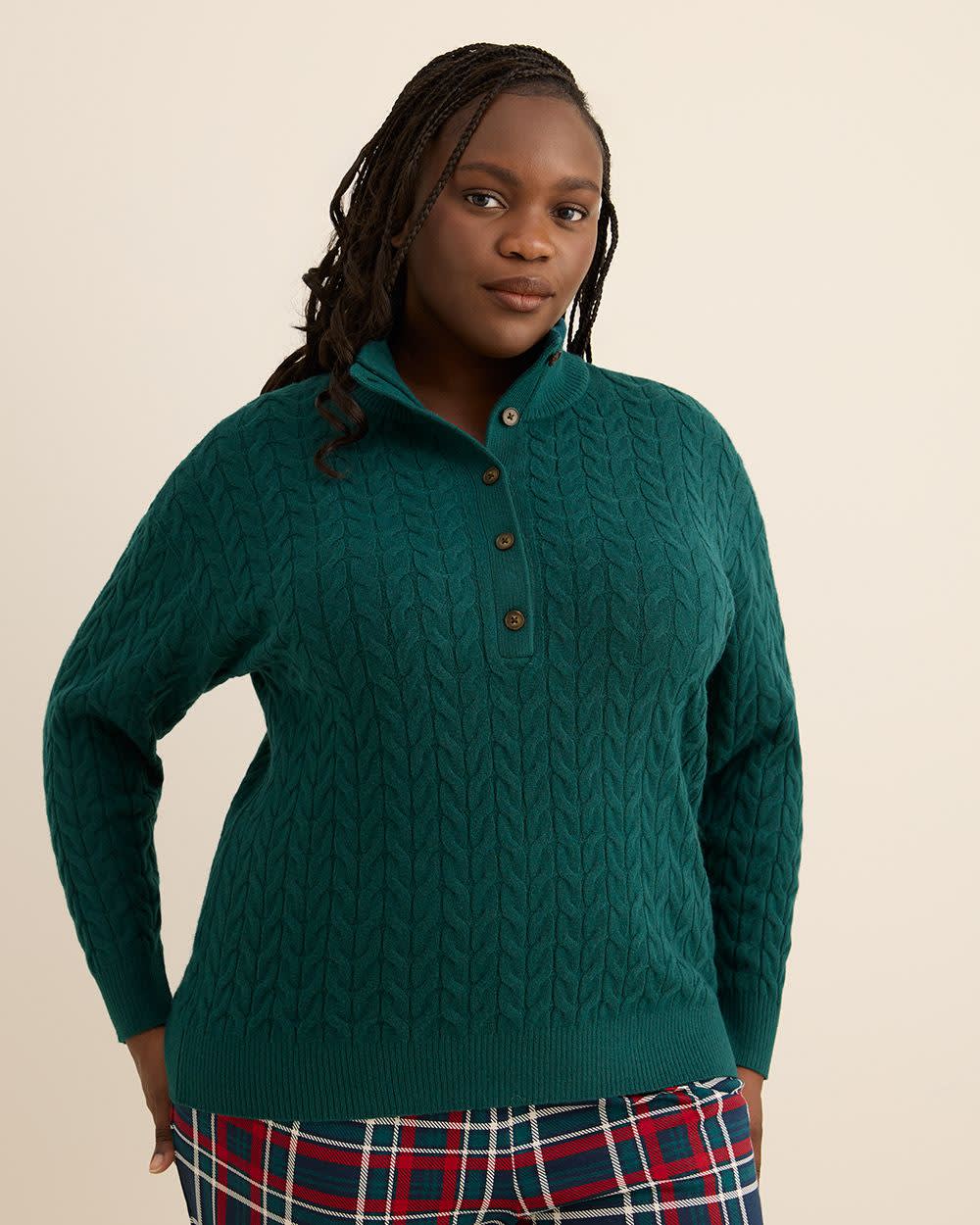 Pull en tricot à mailles torsadées et col boutonné