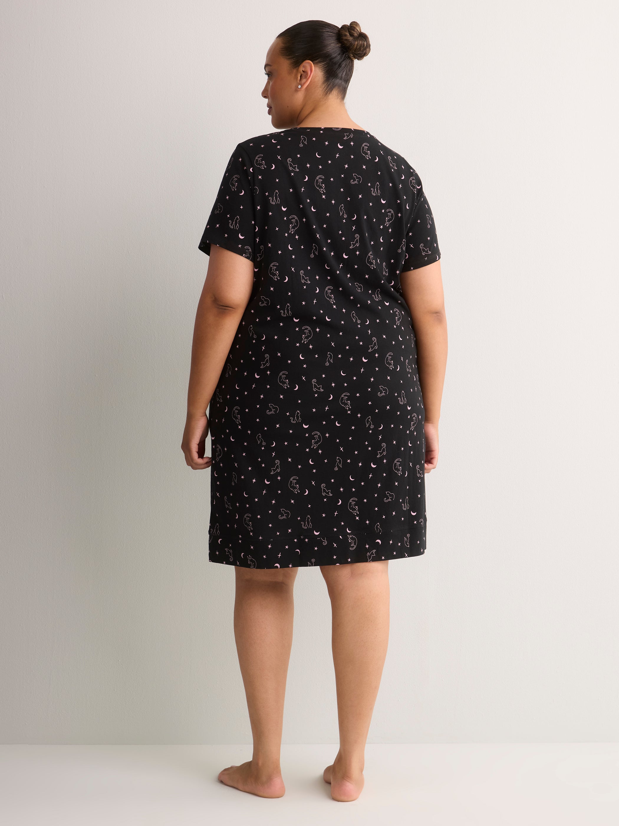 Black Cotton Short-Sleeve Sleepshirt with Night Sky Cat Print - tiVOGLIO