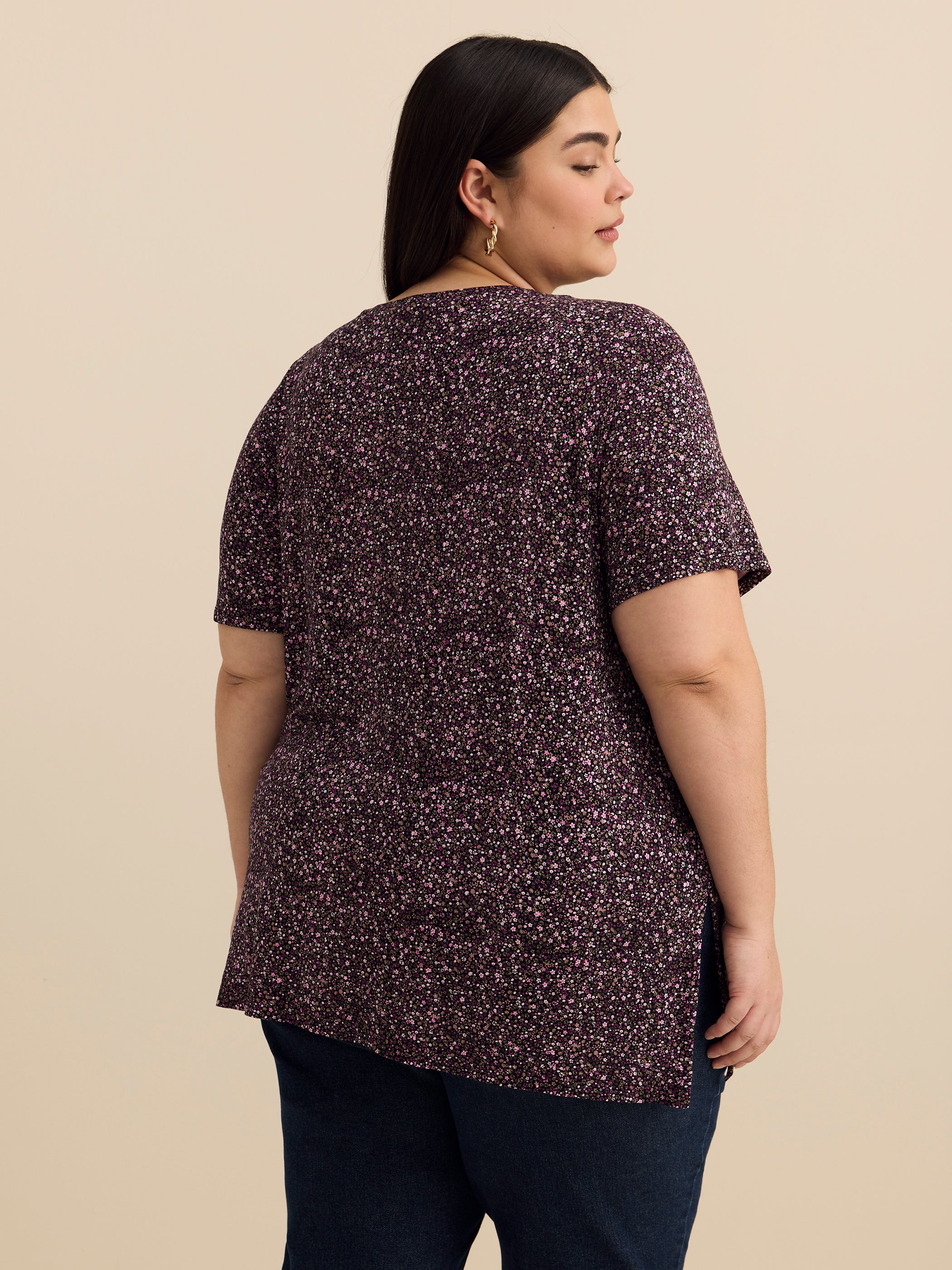 Tunique à manches courtes avec encolure en V et fentes latérales