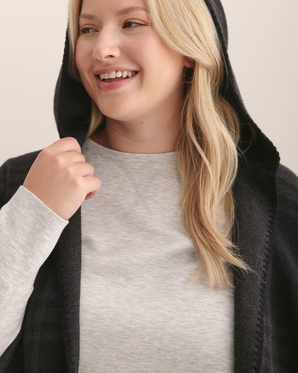 Cape noire carreautée avec capuche et poches