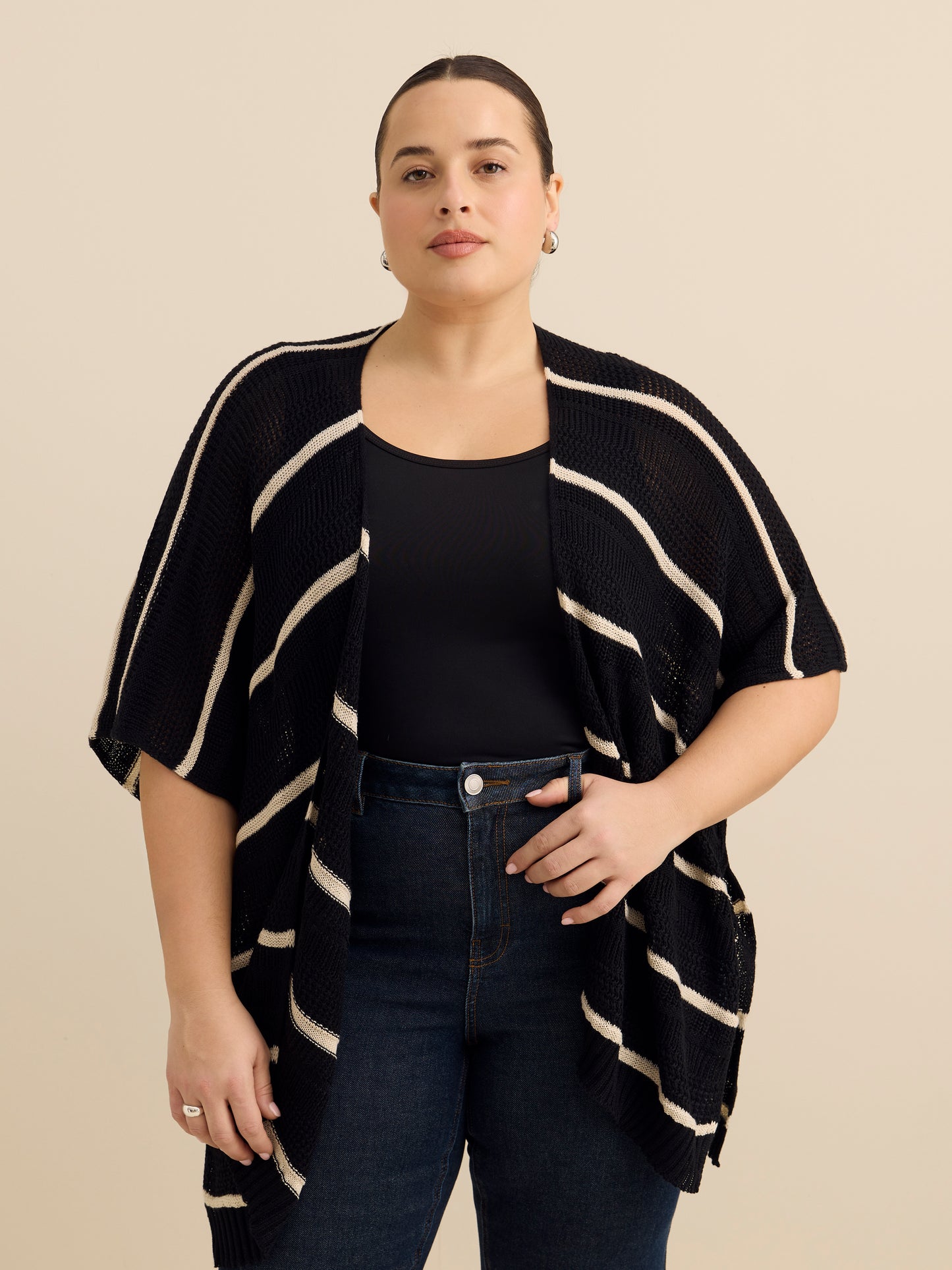 Cape noire à rayures blanches et devant ouvert