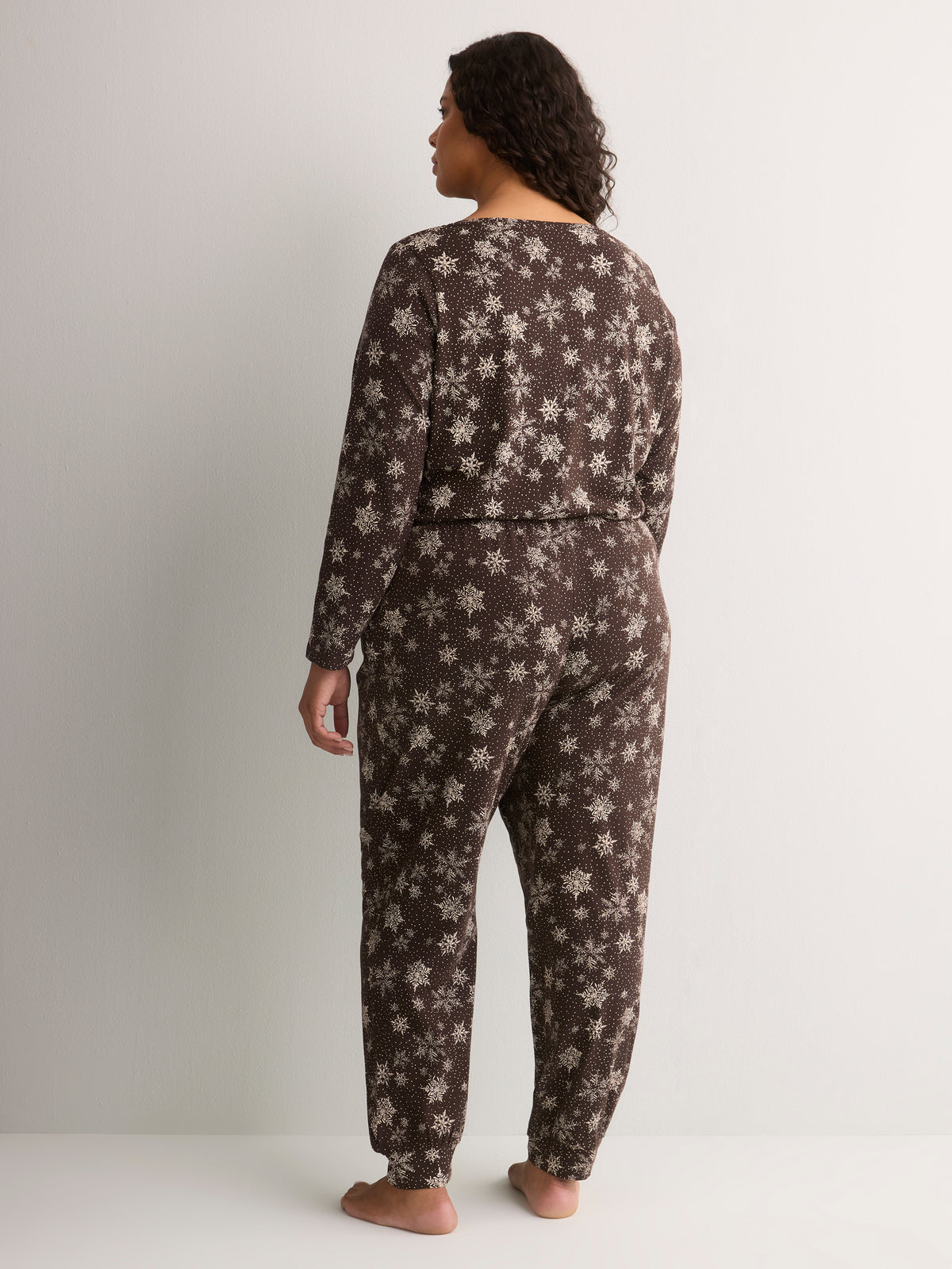 Brown Snowflake Long-Sleeve Tee and Jogger Pant Pyjama Set - tiVOGLIO