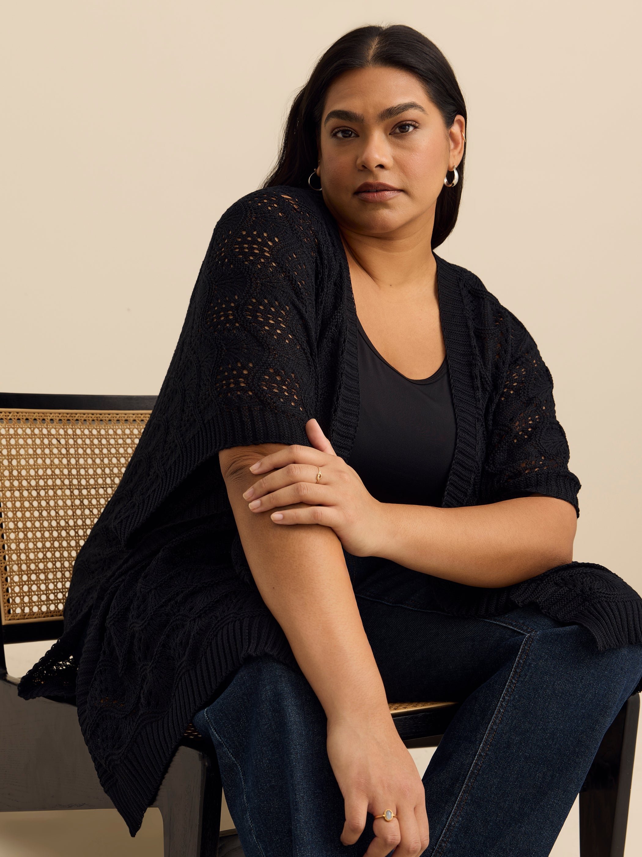 Cape noire à devant ouvert et mailles de fantaisie