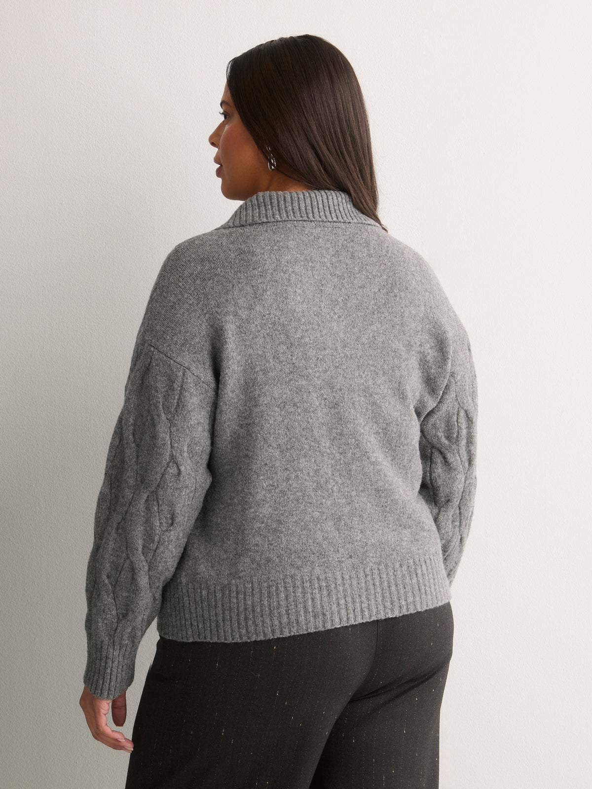 Cardigan court gris foncé à mailles torsadées et boutons-bijoux