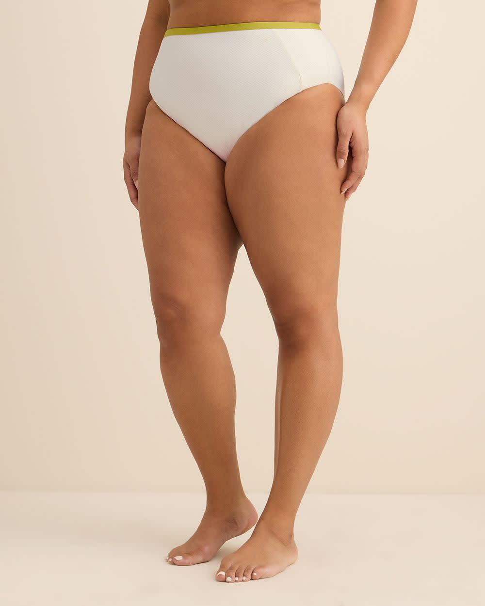 Culotte de maillot blanche texturée taille haute avec biais contrastant