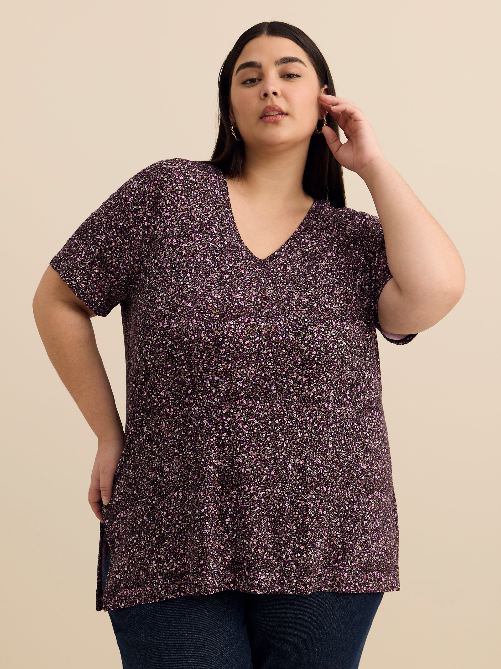 Tunique à manches courtes avec encolure en V et fentes latérales