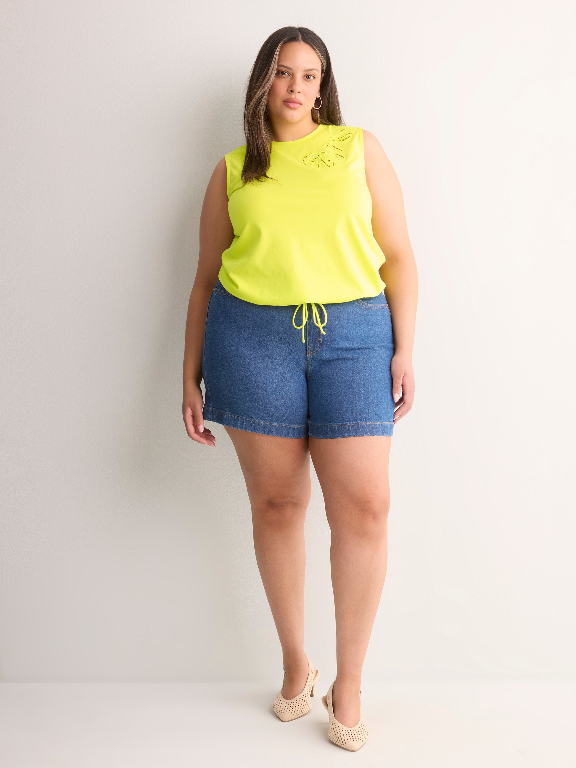 Straight-Fit Sleeveless Bubble Knit Top with Embroidery