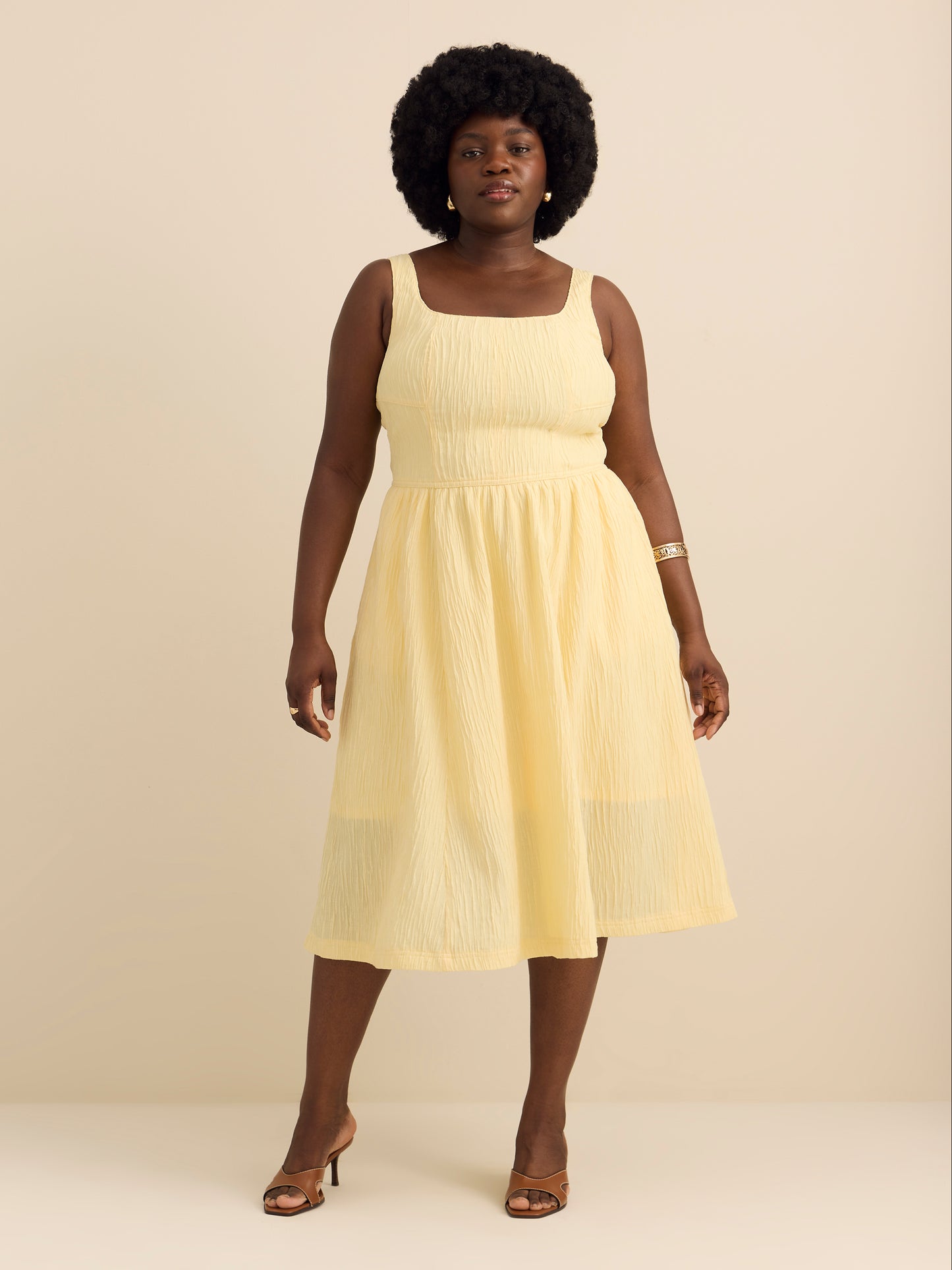 Robe mi-longue jaune sans manches avec encolure en carrée - Addition Elle