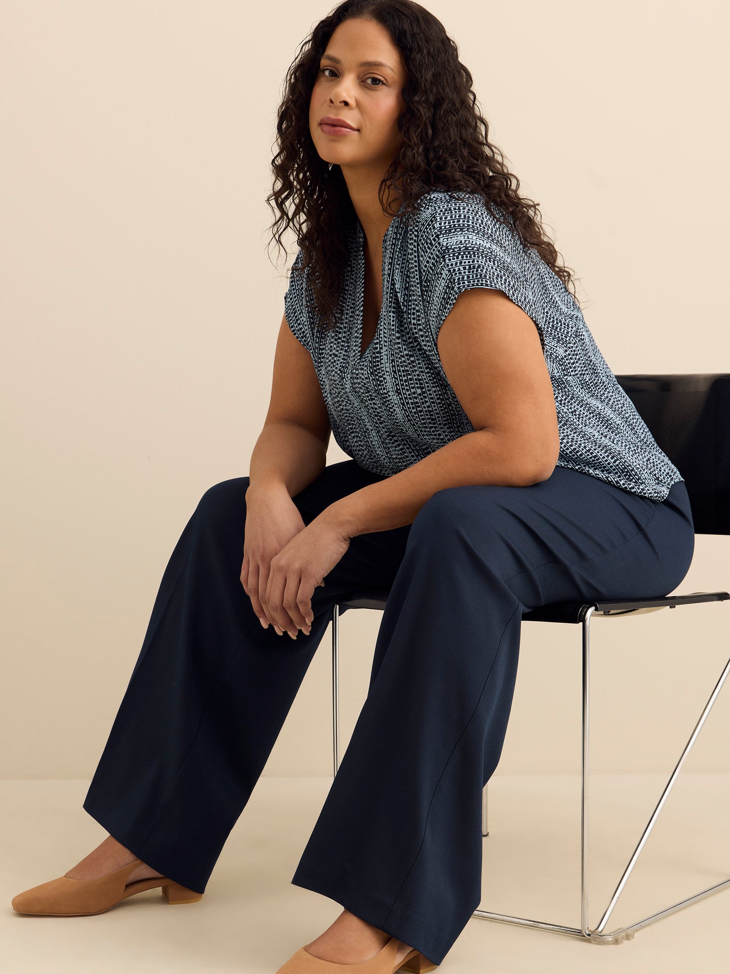 Pantalon à enfiler à jambe évasée, coupe petite