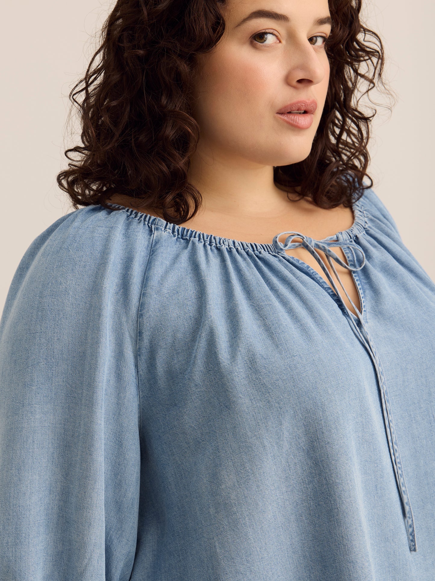 Blouse à encolure dégagée et légèrement évasée en Tencel avec fronces