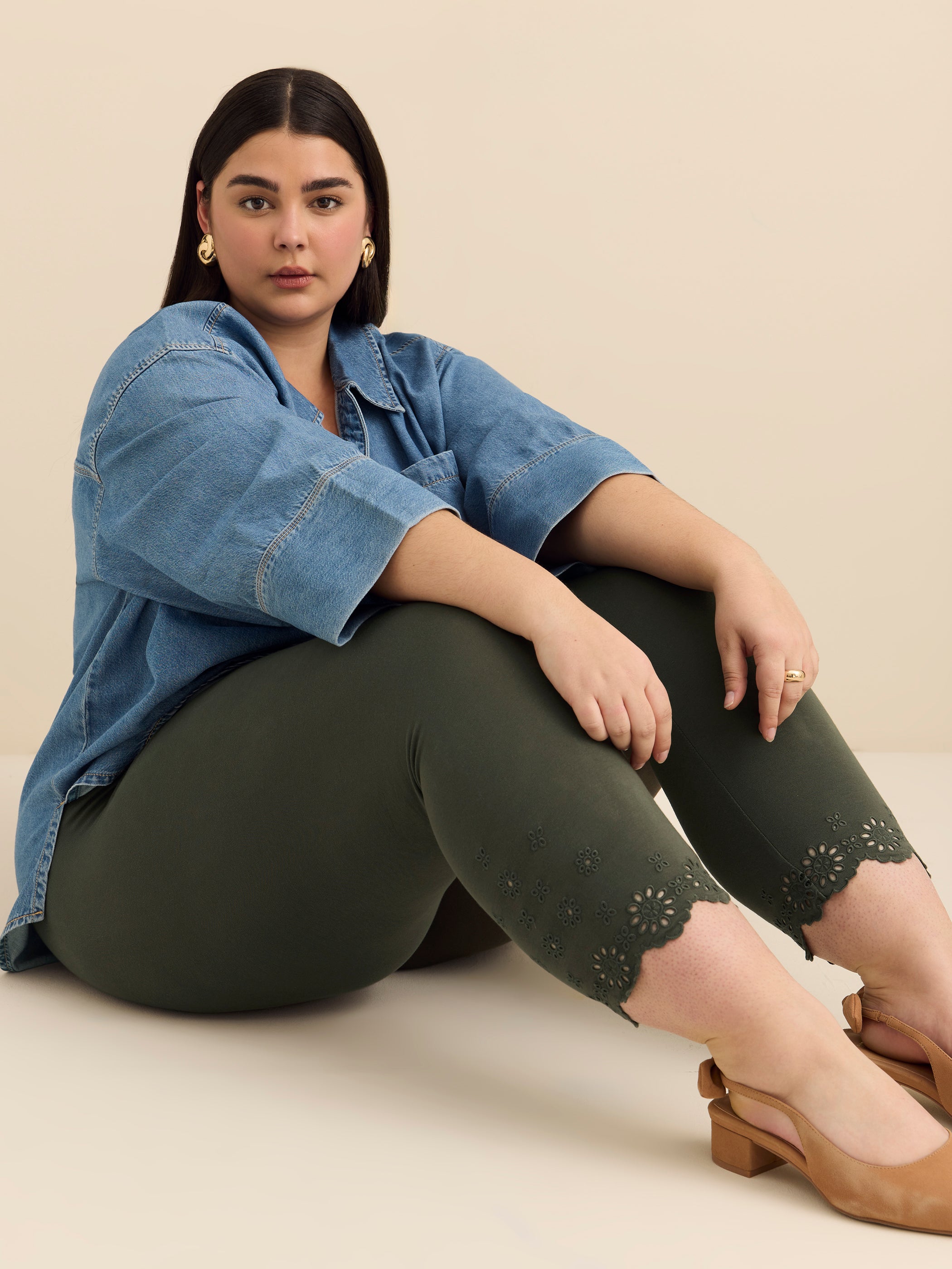 Solid Cropped Legging with Broderie Anglaise