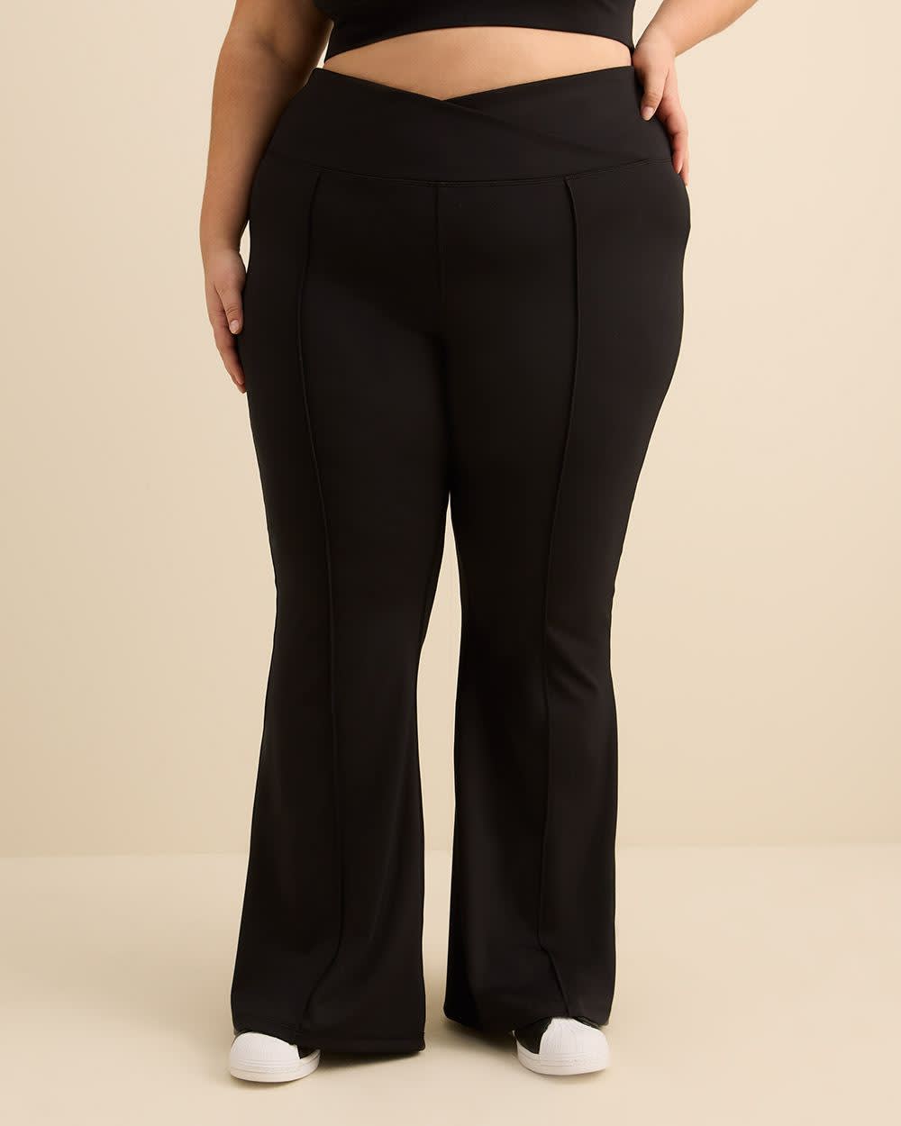 Pantalon noir à taille haute croisée et jambe évasée, tissu responsable - Active Zone