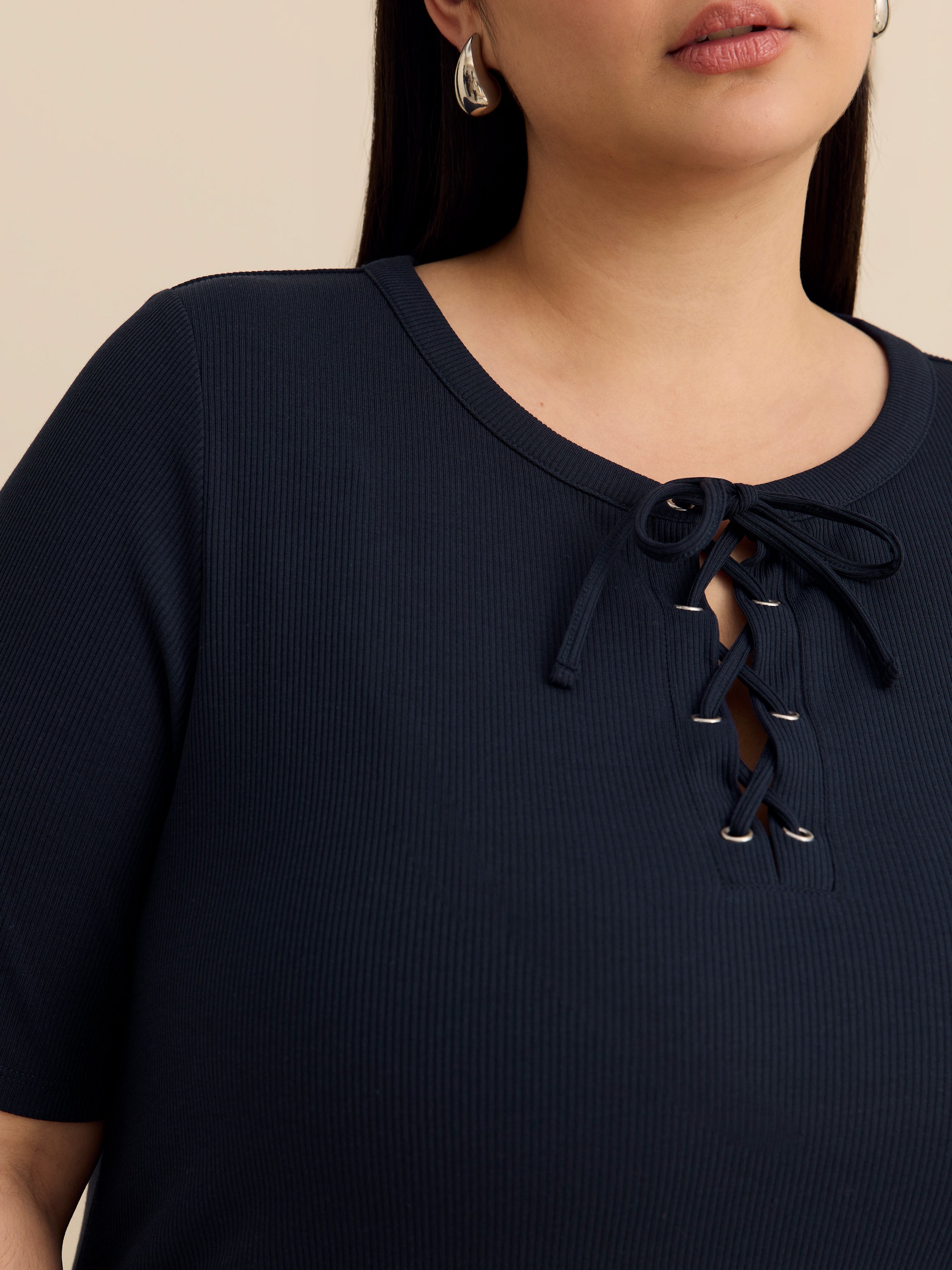 Haut à manches coude avec encolure lacée