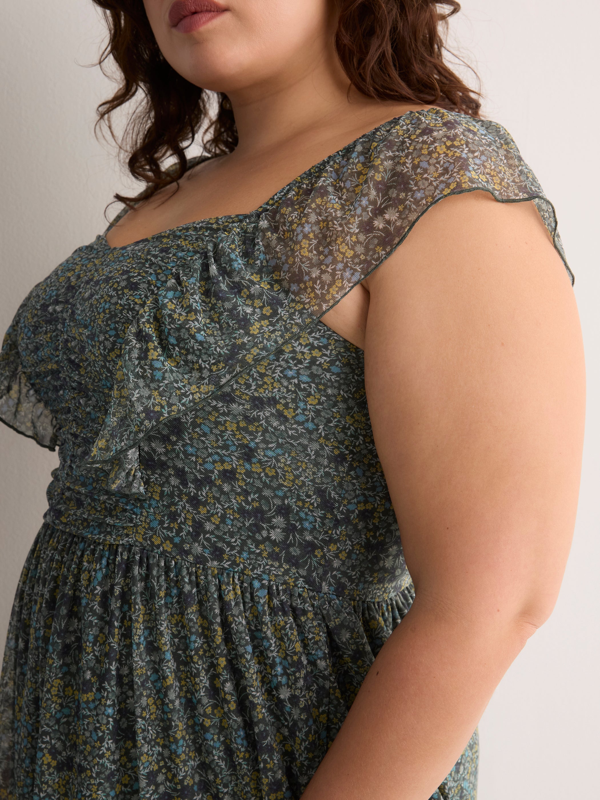 Robe cintrée et évasée à manches courtes à volants