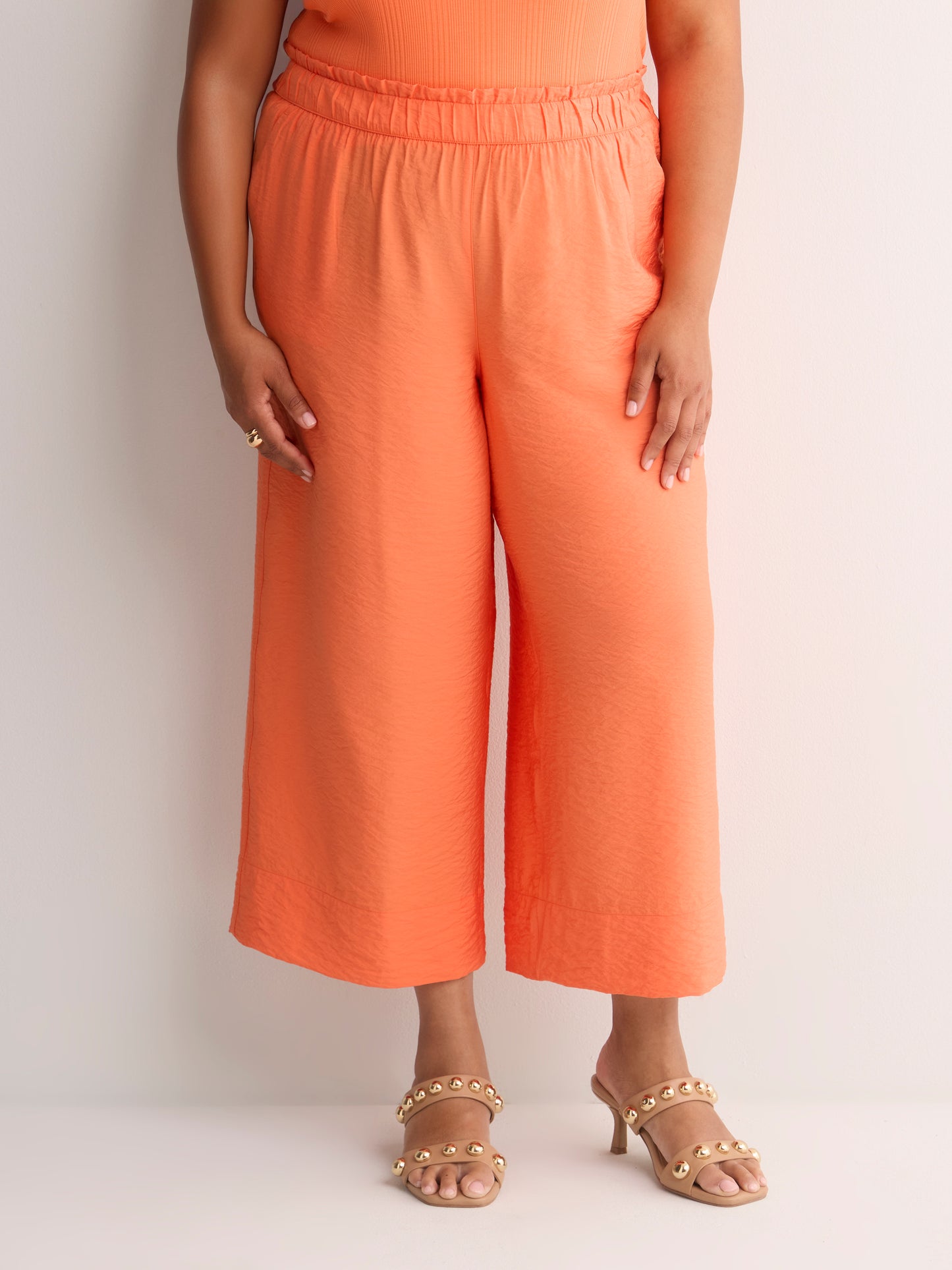 Woven Wide-Leg Slip-On Cropped Pant
