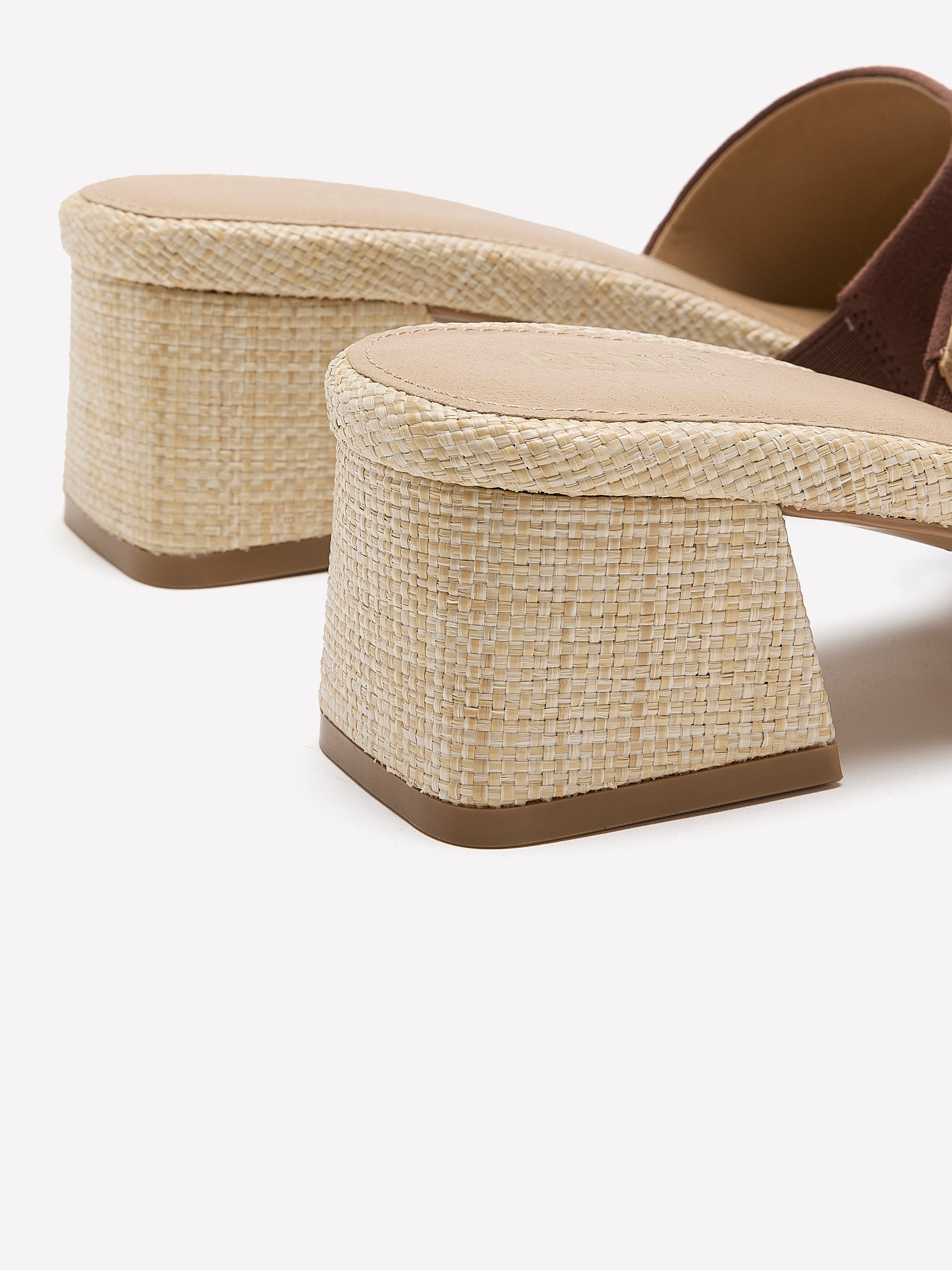 Sandale à une bride en faux suède avec talon bloc, pied très large