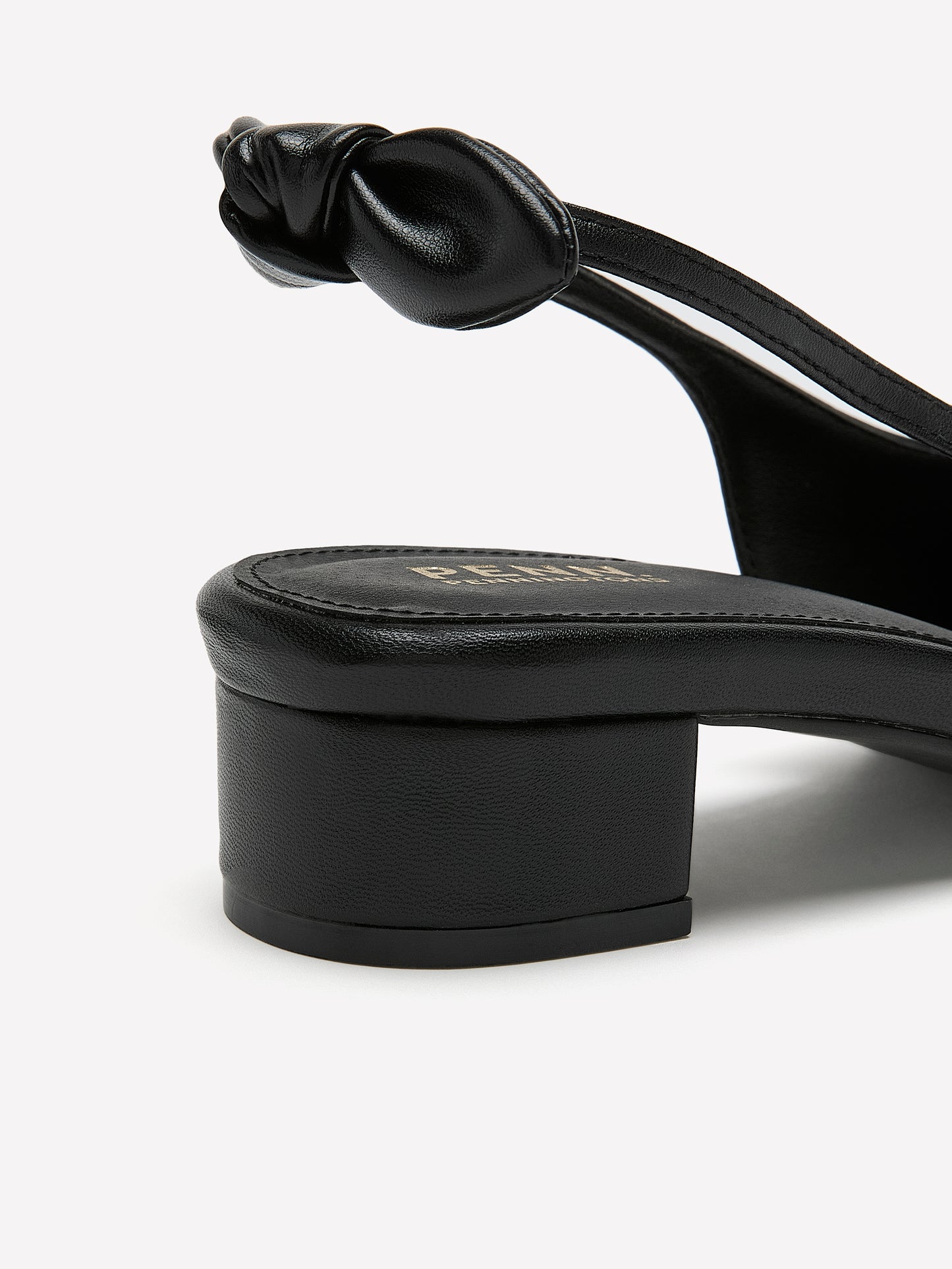 Chaussures à talon en cuir avec bride à  la cheville, pied très large