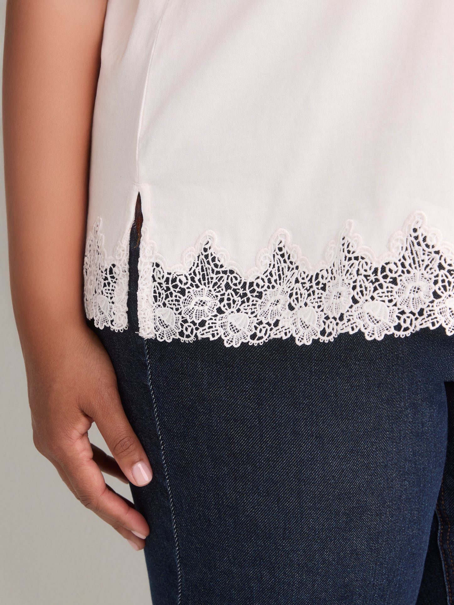 Straight-Fit Short-Sleeve Crew-Neck T-Shirt with Lace Hem