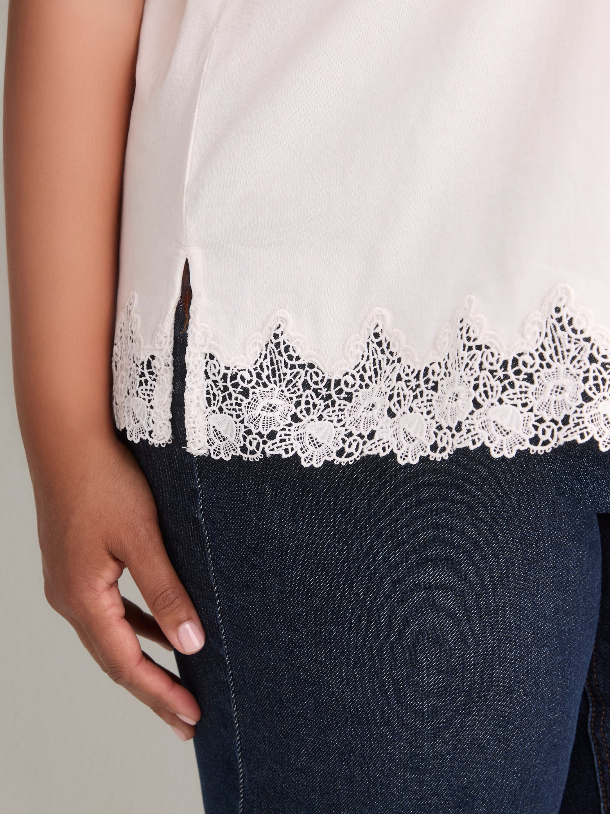 Straight-Fit Short-Sleeve Crew-Neck T-Shirt with Lace Hem