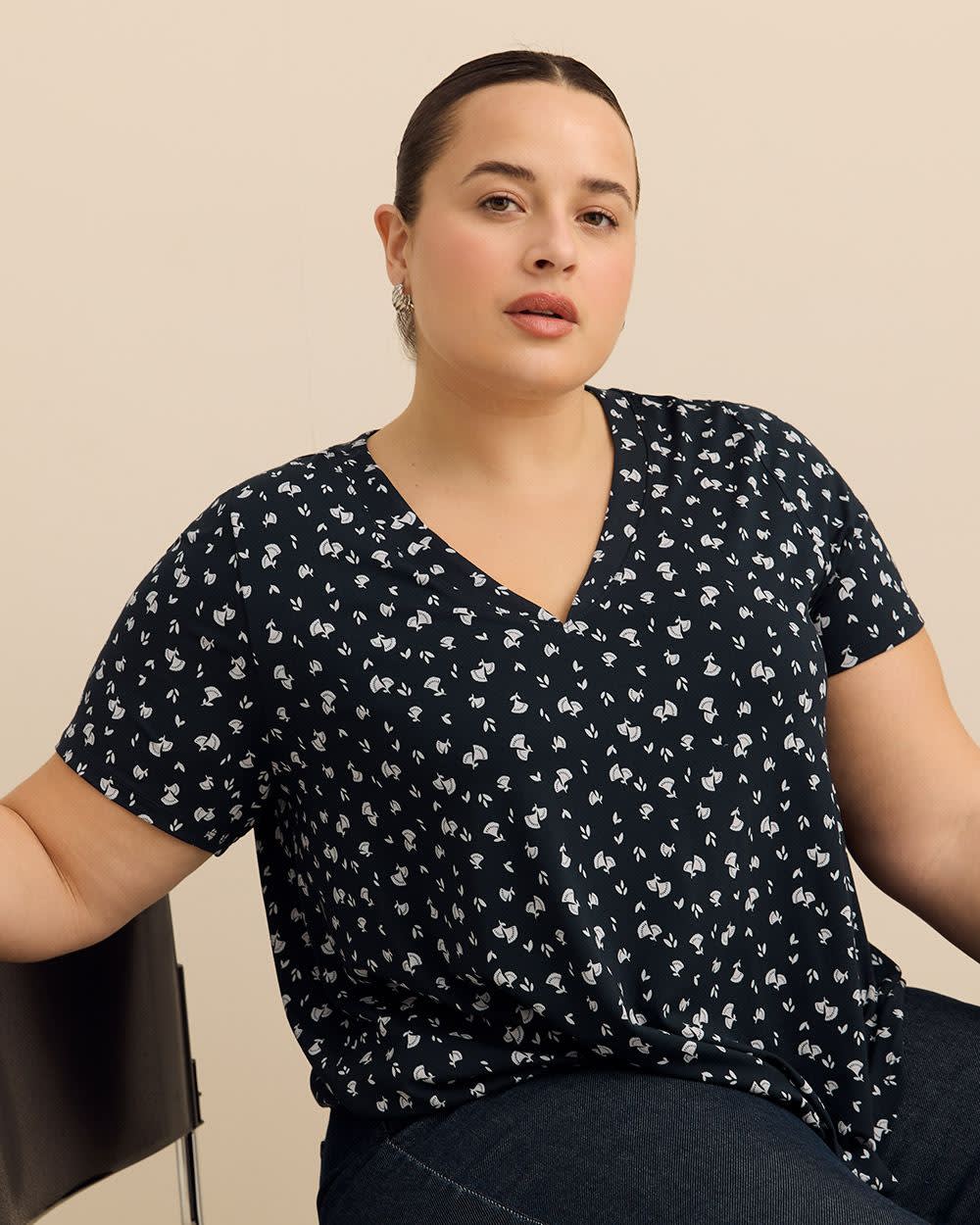 Haut évasé à manches courtes et encolure en V