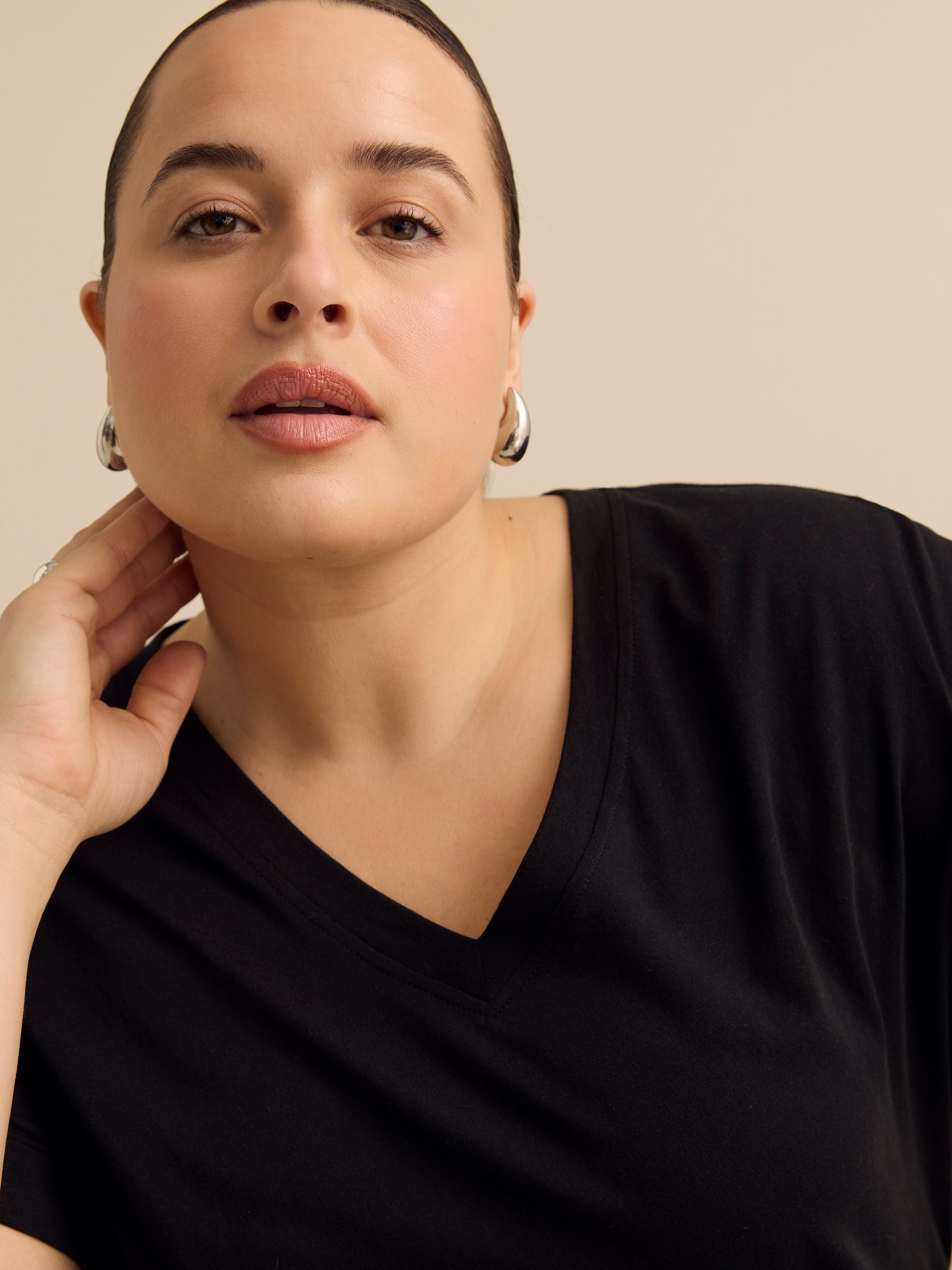 T-shirt avec col en V, coupe boyfriend, tissu responsable