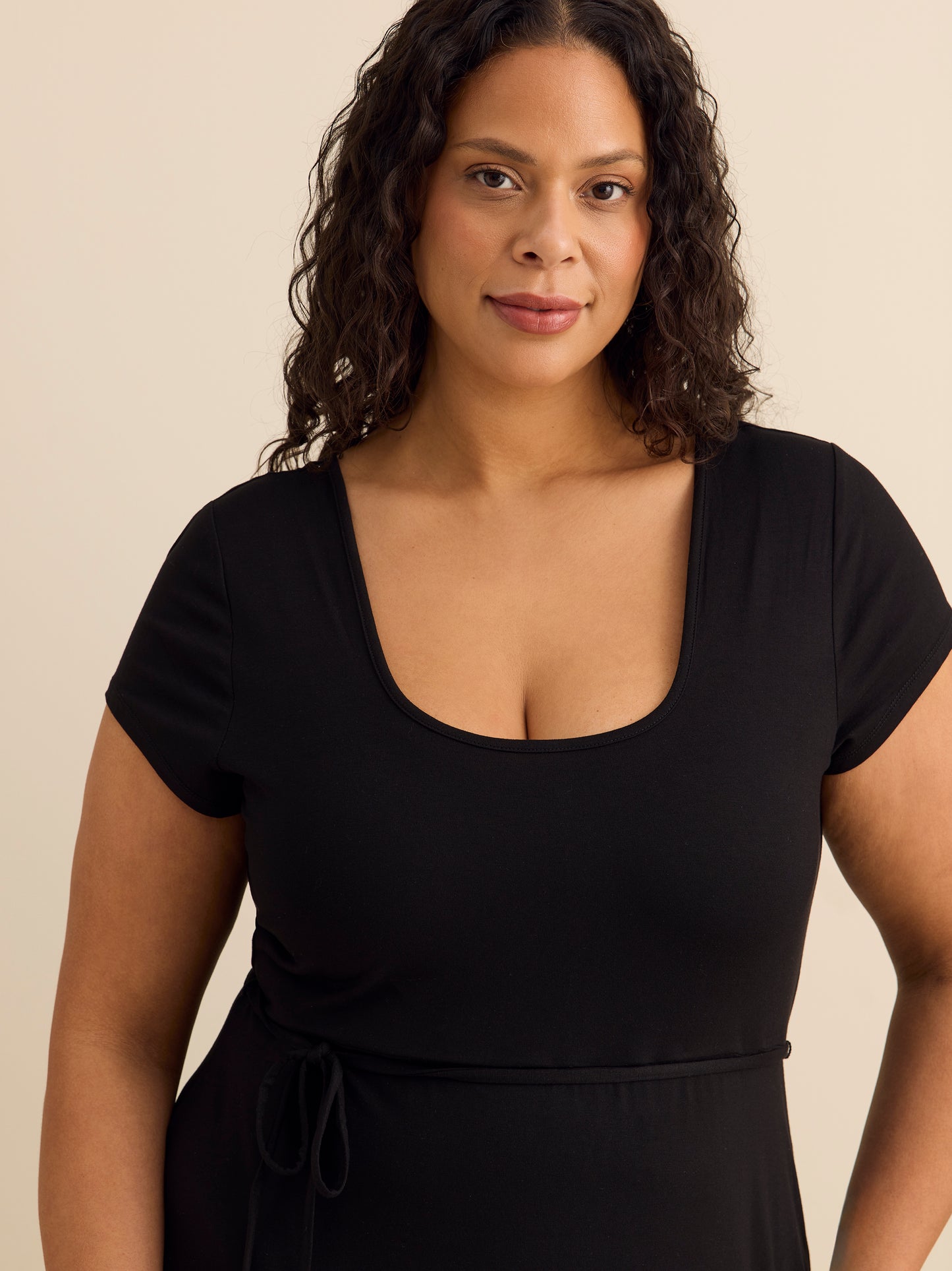 Tissu responsable, Robe maxi à encolure dégagée et smocks à la taille