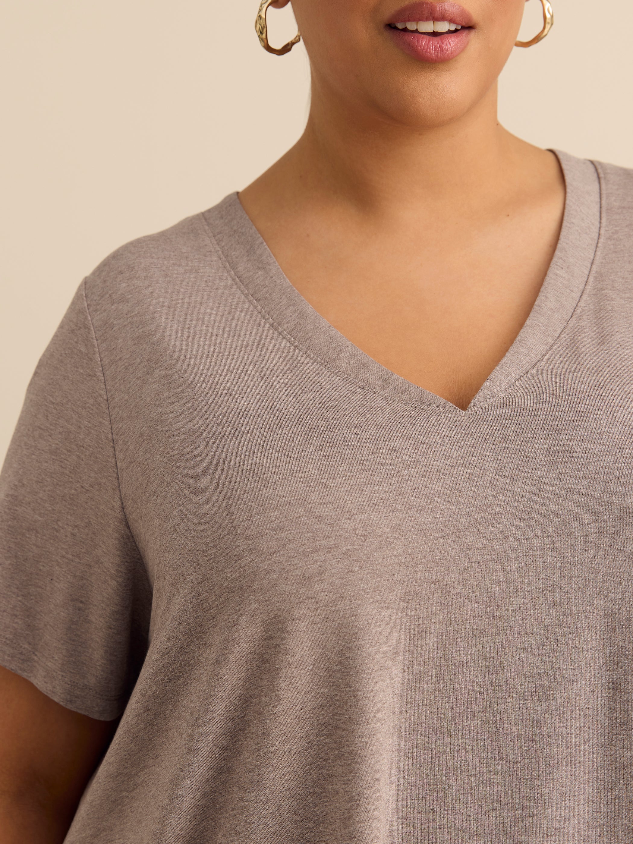 Haut évasé à manches courtes et encolure en V
