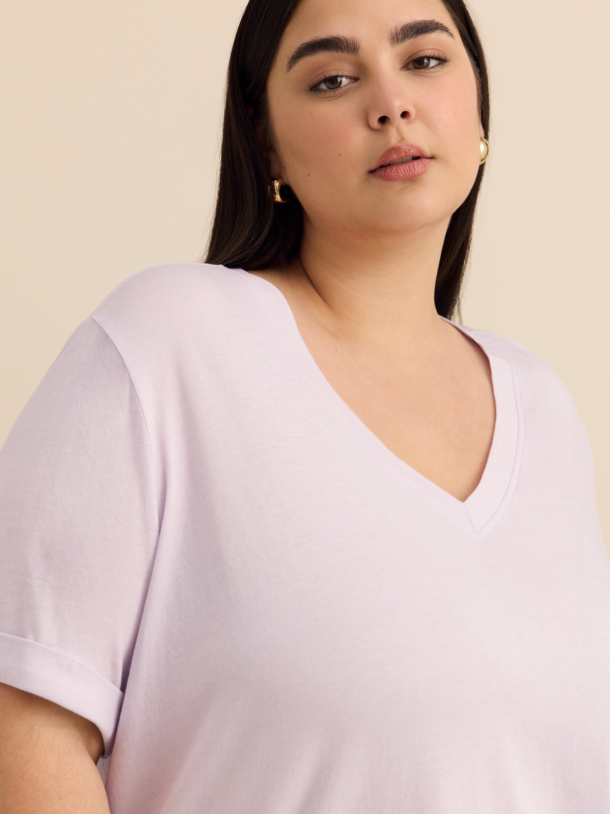 Tissu responsable, t-shirt coupe boyfriend avec encolure en V et fentes