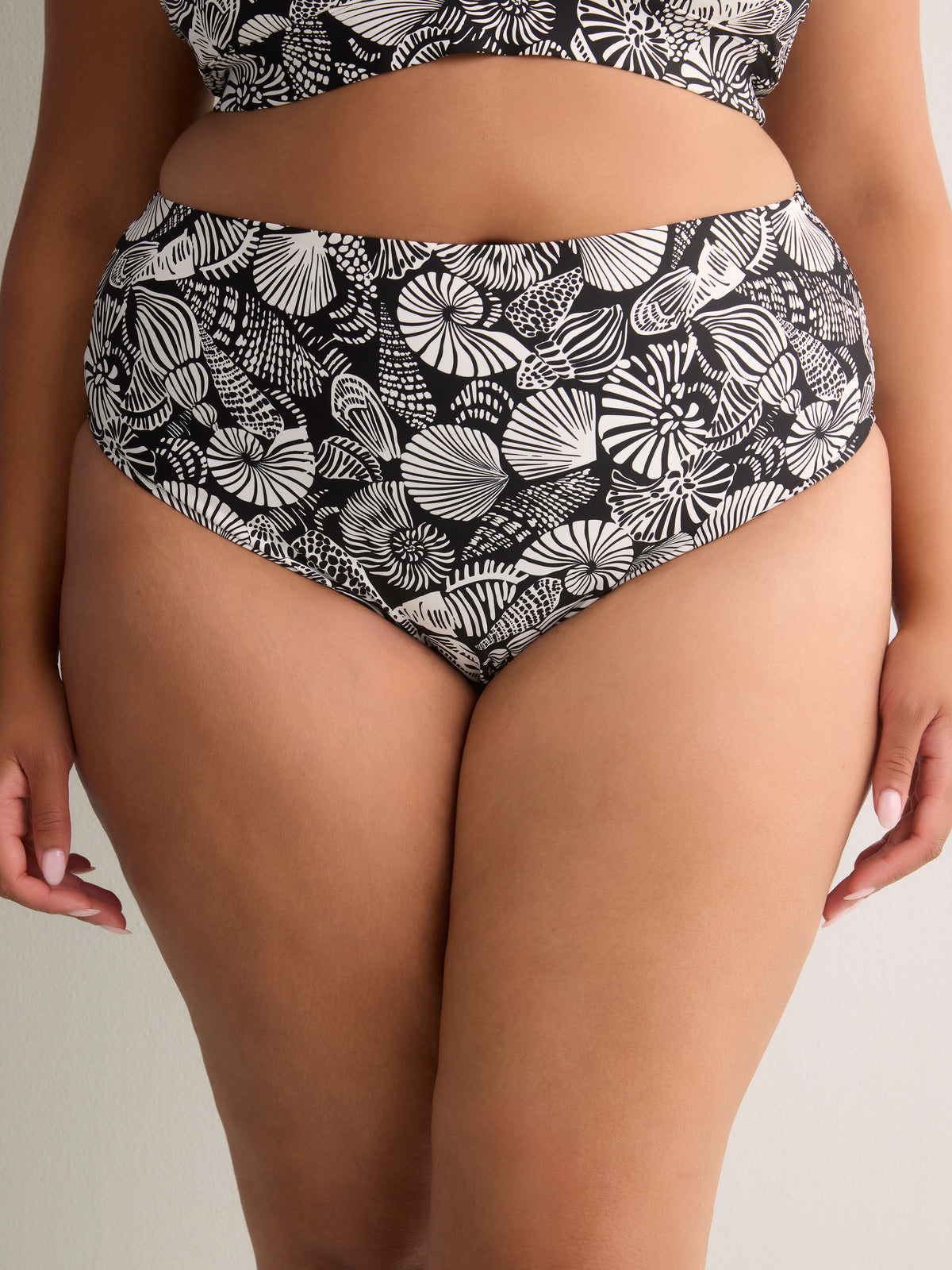Black Seashell High-Rise High-Leg Swim Brief