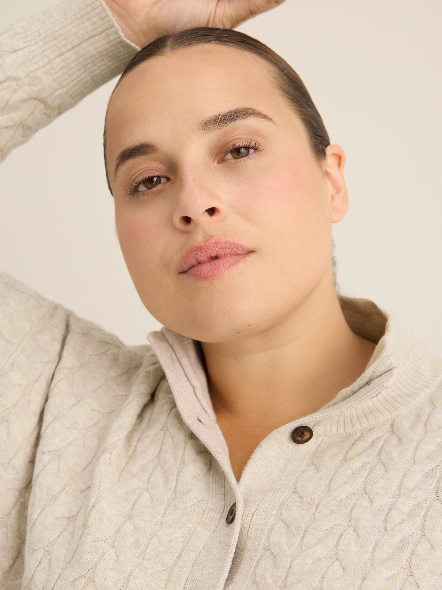 Pull en tricot à mailles torsadées et col boutonné