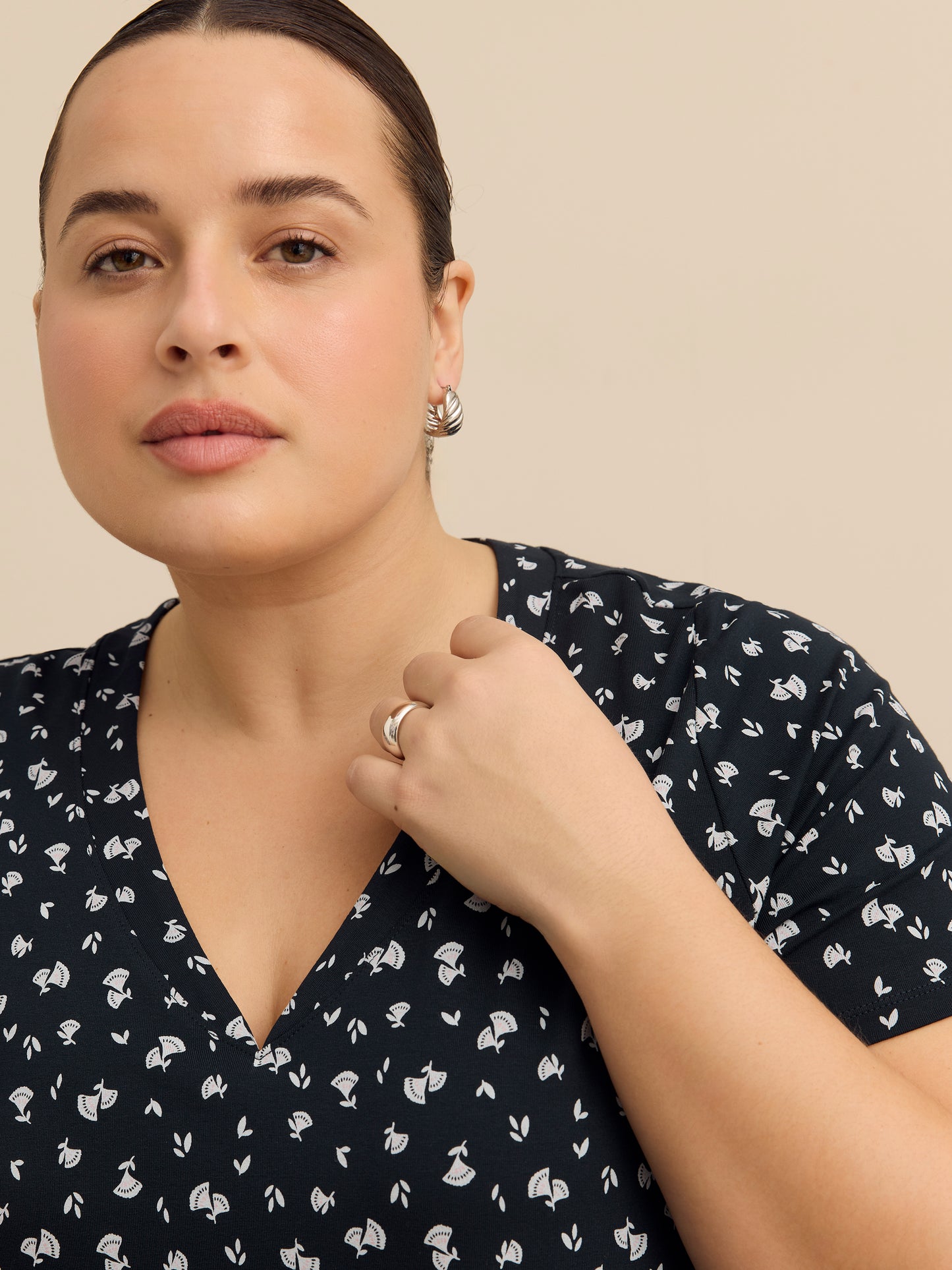 Haut évasé à manches courtes et encolure en V