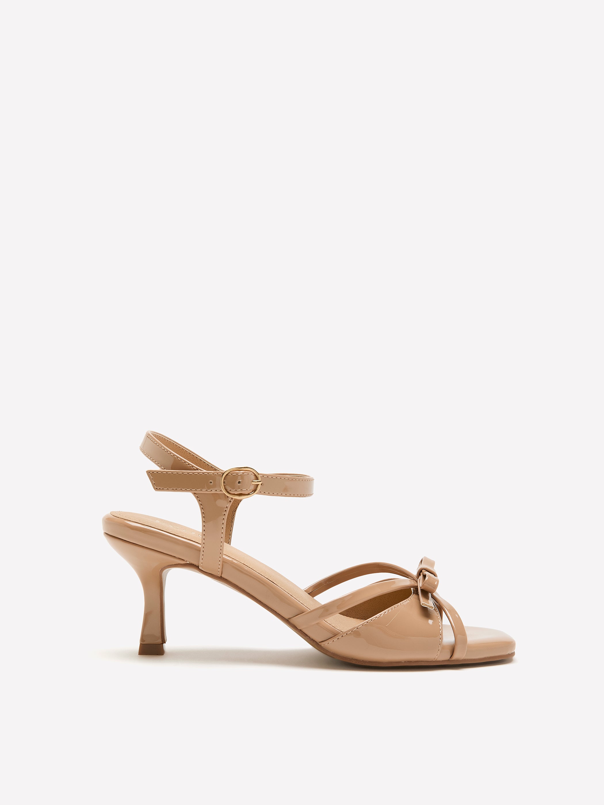 Sandale en faux cuir à talon bobine avec boucle, pied très large