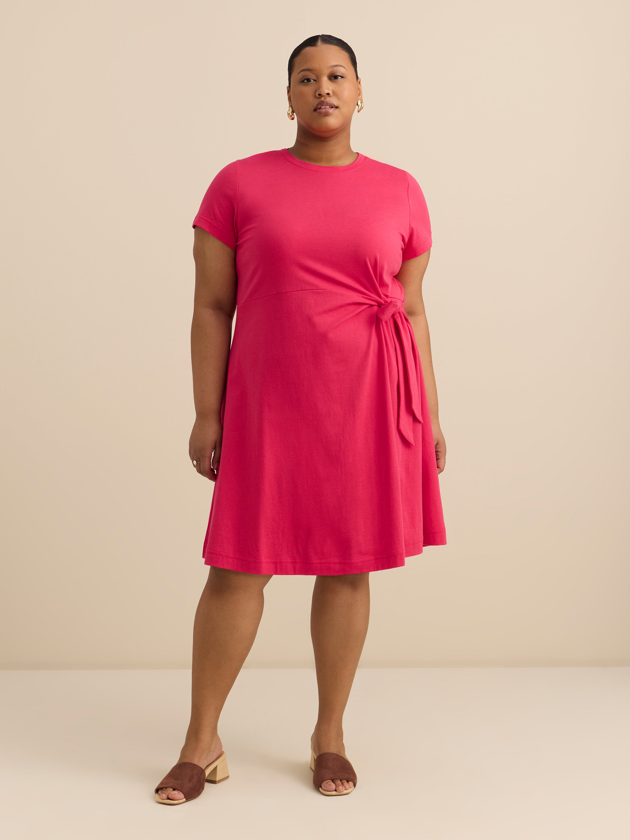 Robe à manches courtes à col dégagé avec noeud à la taille, tissu responsable