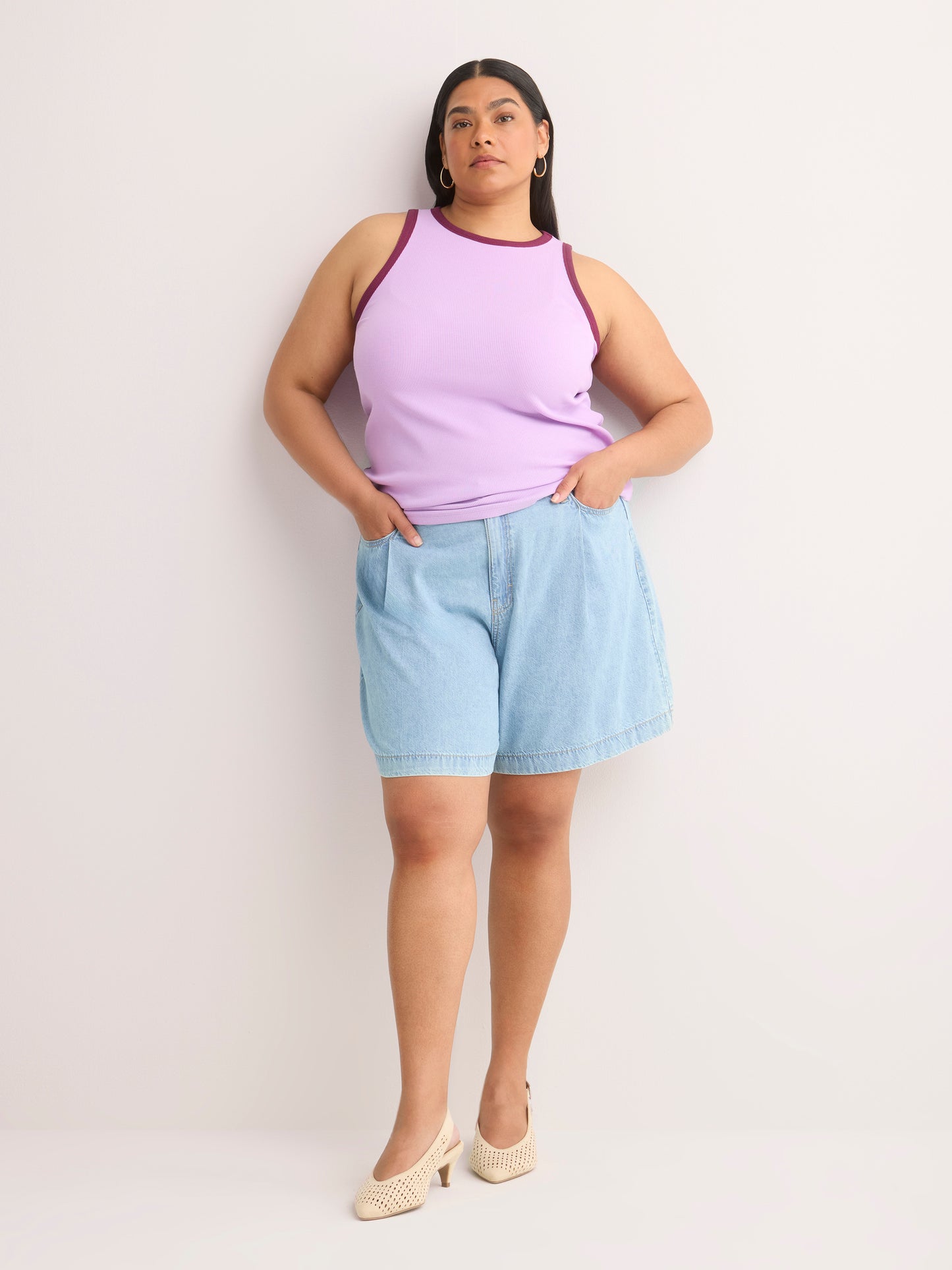 Short en denim à taille haute et pli, coupe galbée