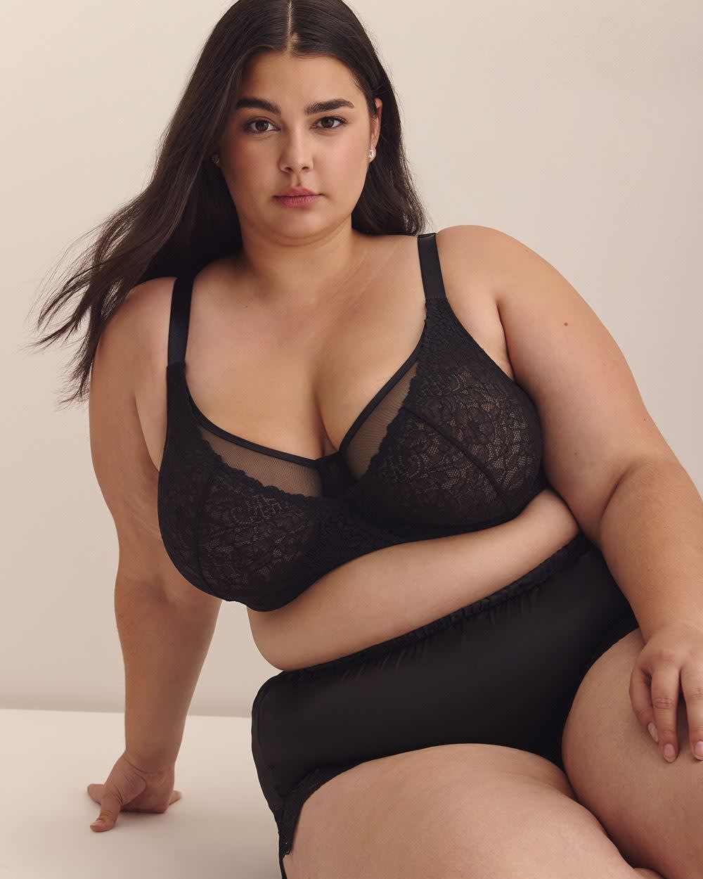 Soutien-gorge noir non doublé avec dentelle croisée, avec armatures - Déesse Collection
