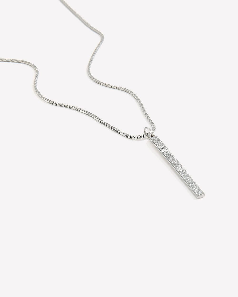 Collier court argenté avec pendentif droit en papier scintillant