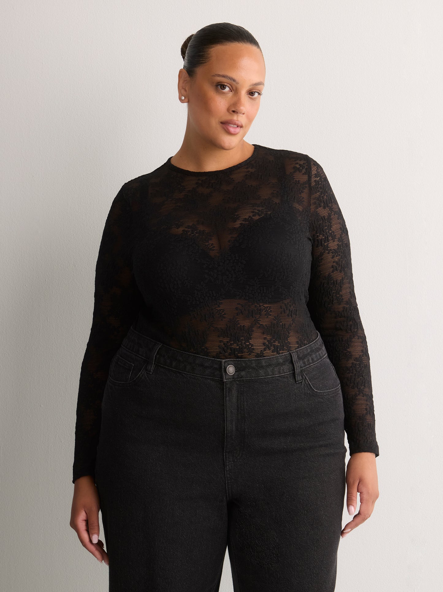 Haut en dentelle noire à manches longues