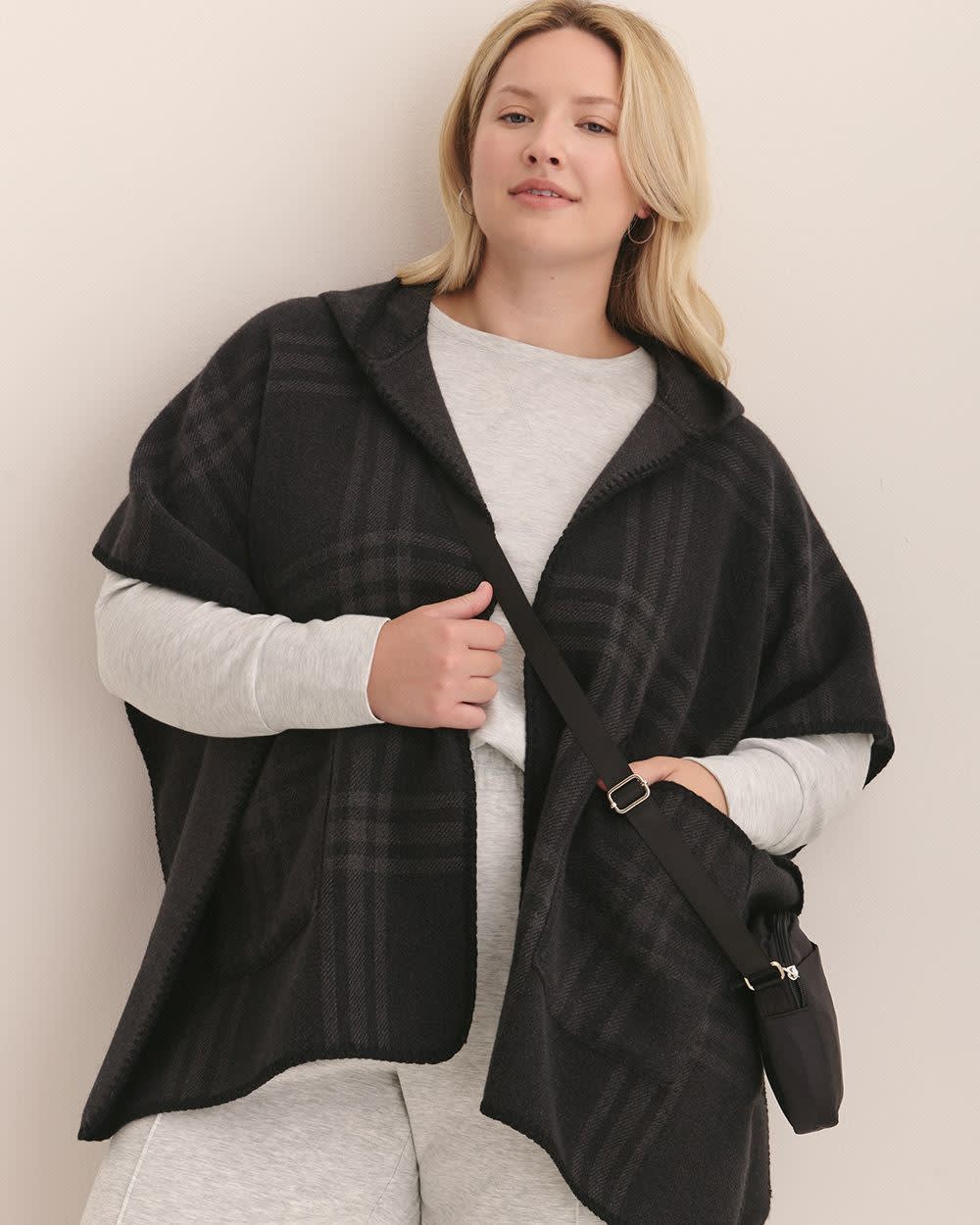 Cape noire carreautée avec capuche et poches