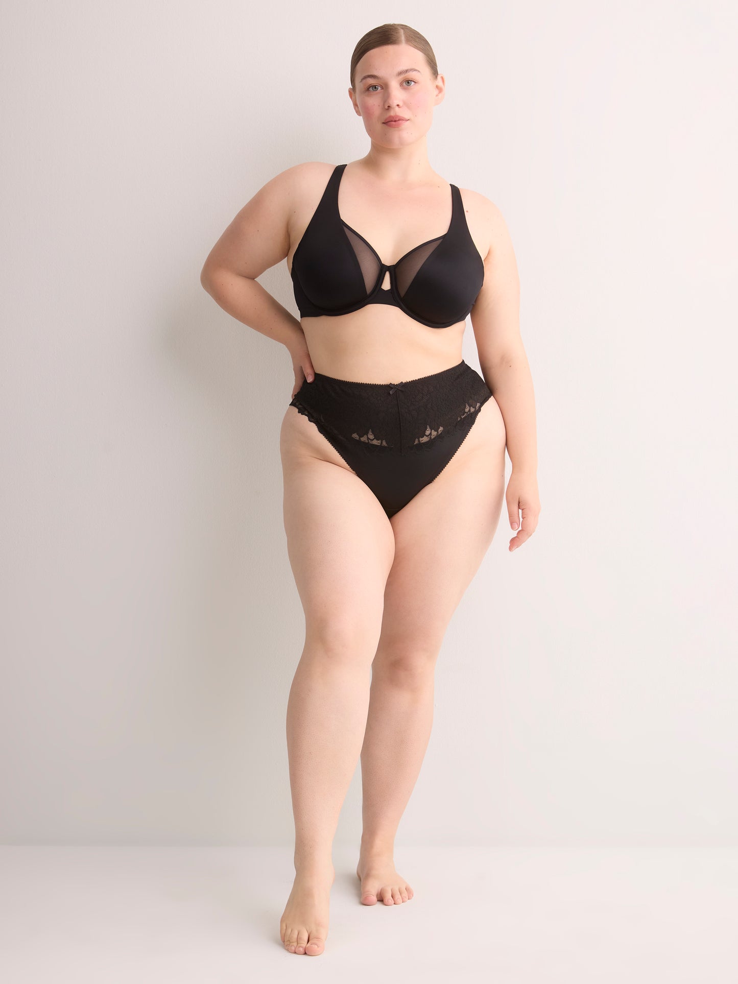 Essential Lace Thong - Déesse Collection