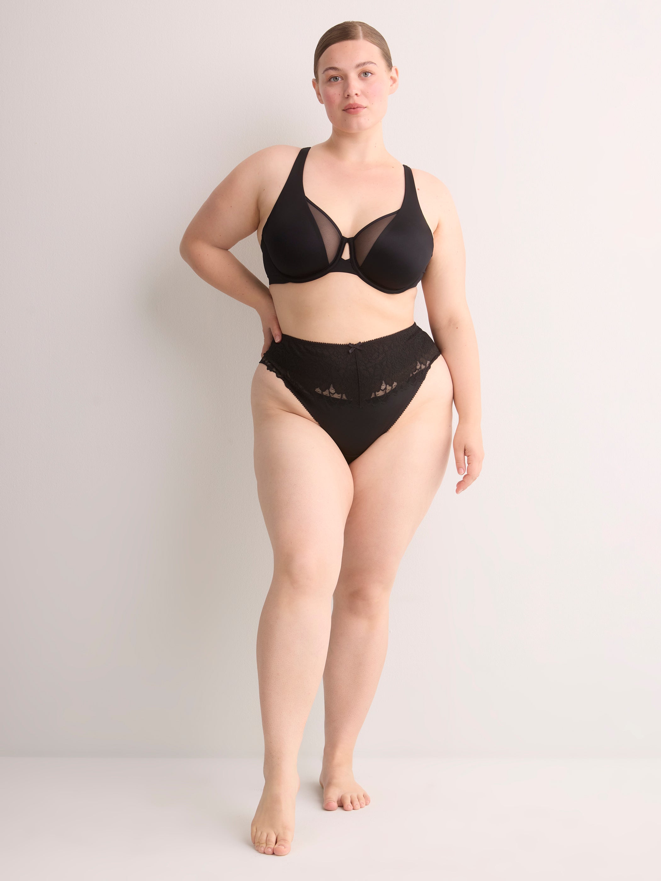 Essential Lace Thong - Déesse Collection