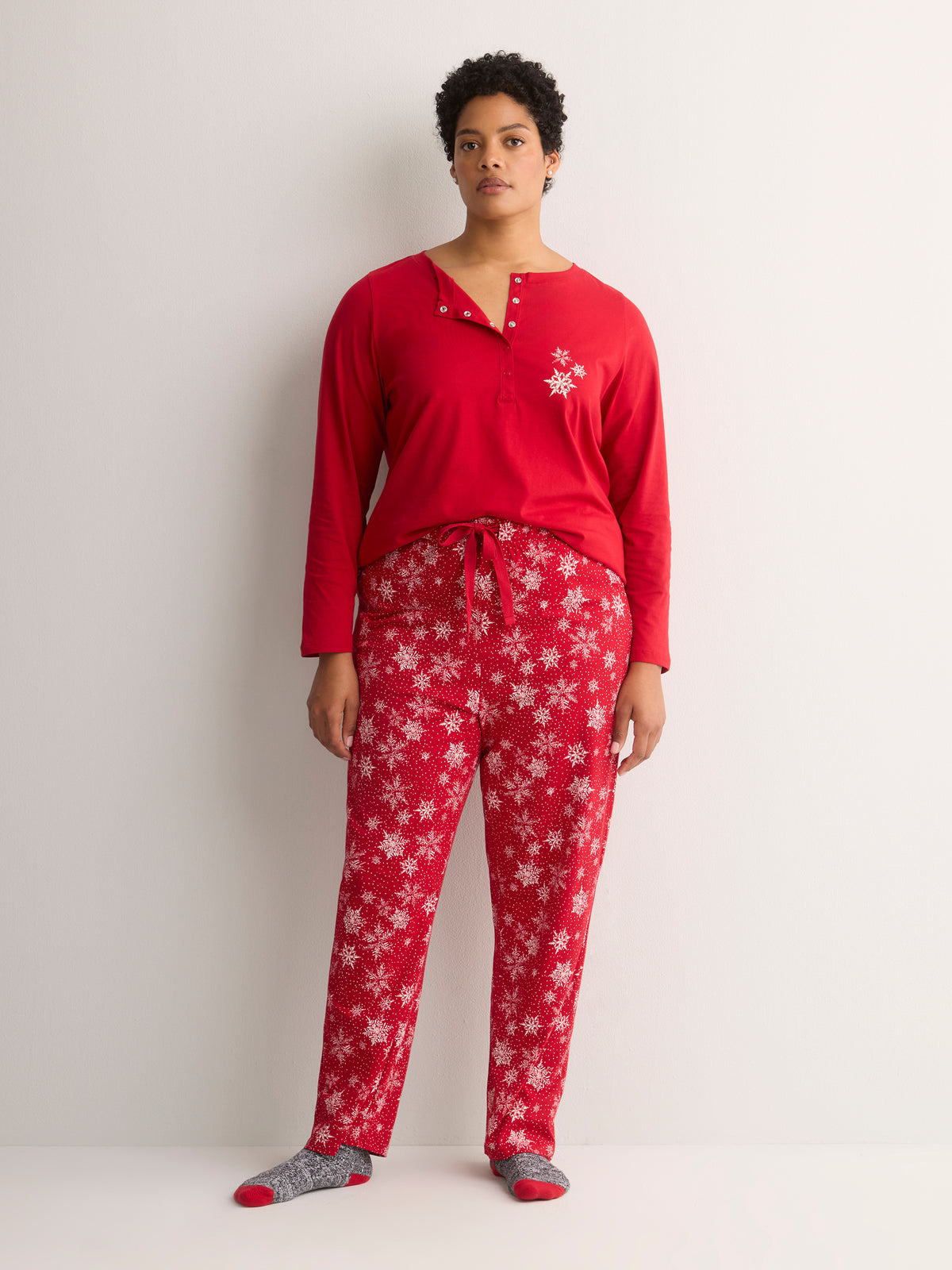 Red Snowflake Henley Tee and Straight Pant Pyjama Set - tiVOGLIO