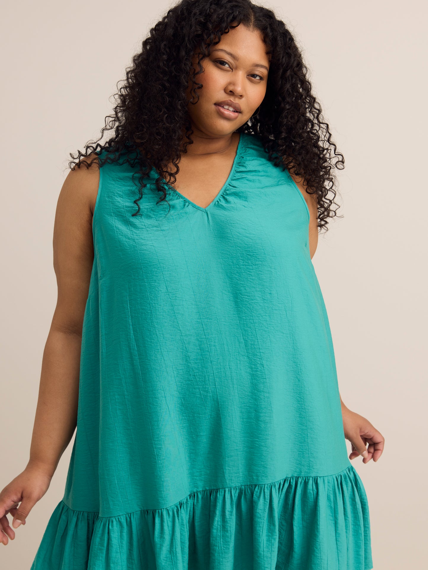 Robe évasée bleue à enfiler sans manches avec col en V