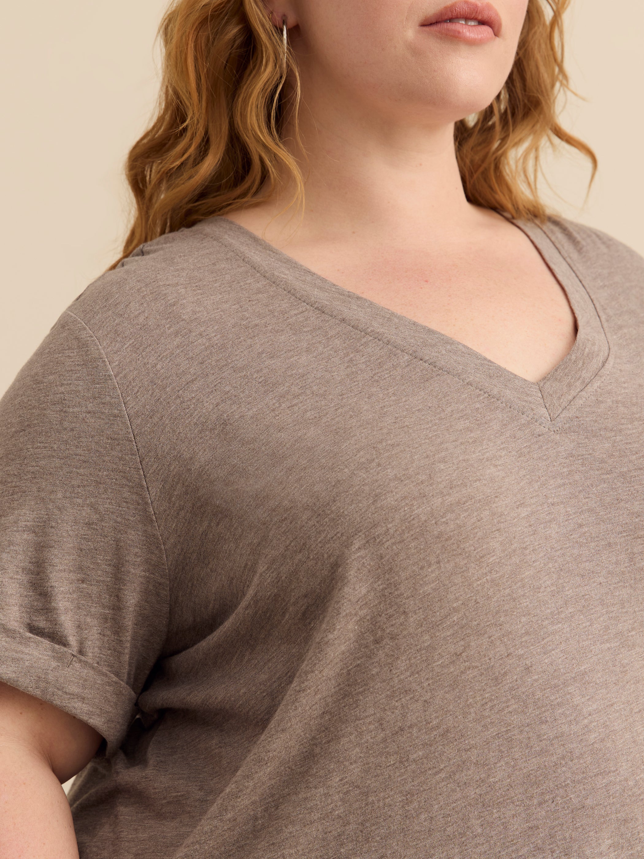 Tissu responsable, t-shirt coupe boyfriend avec encolure en V et fentes