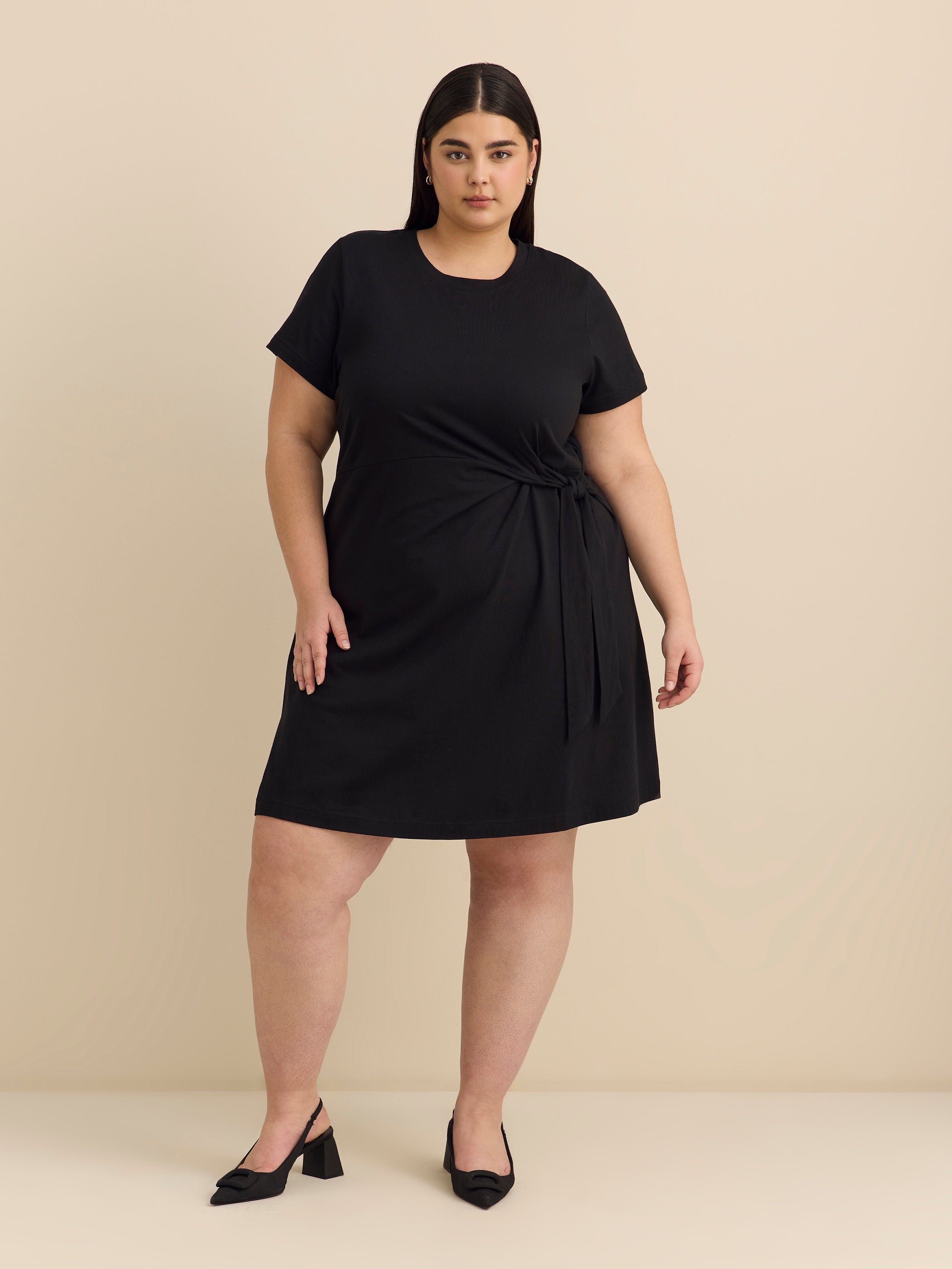 Robe à manches courtes à col dégagé avec noeud à la taille, tissu responsable