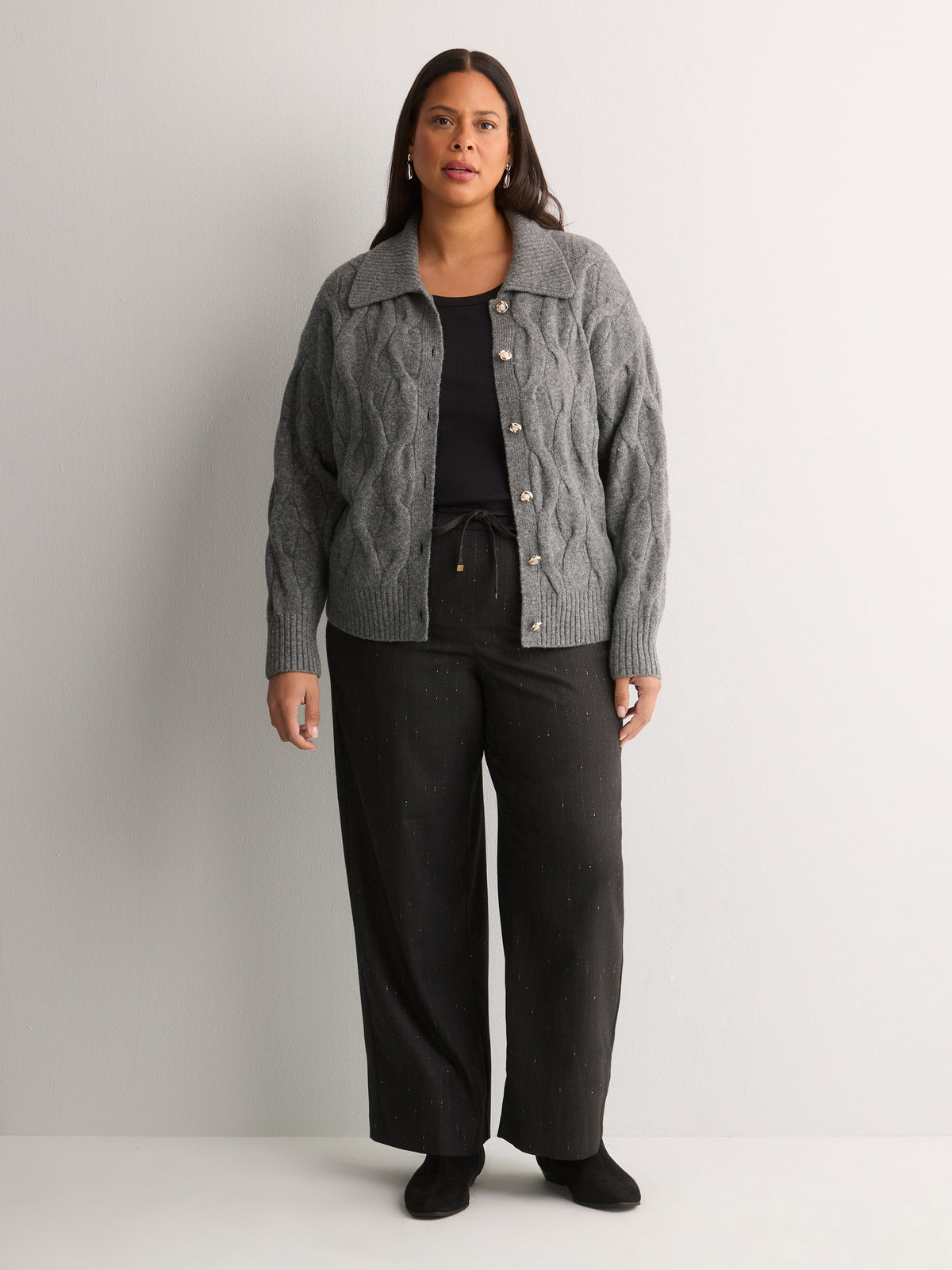 Cardigan court gris foncé à mailles torsadées et boutons-bijoux