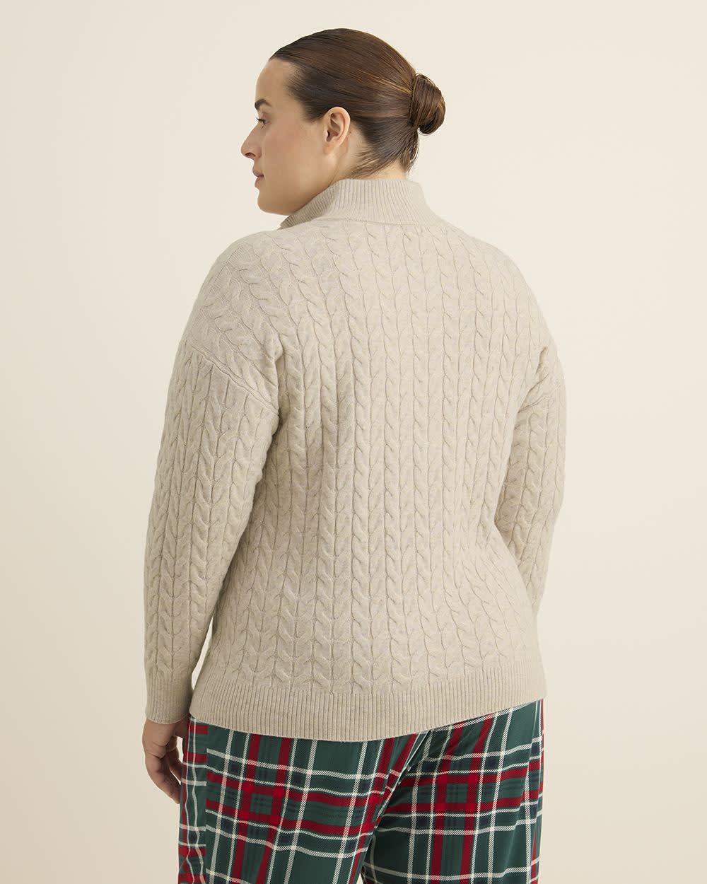 Pull en tricot à mailles torsadées et col boutonné