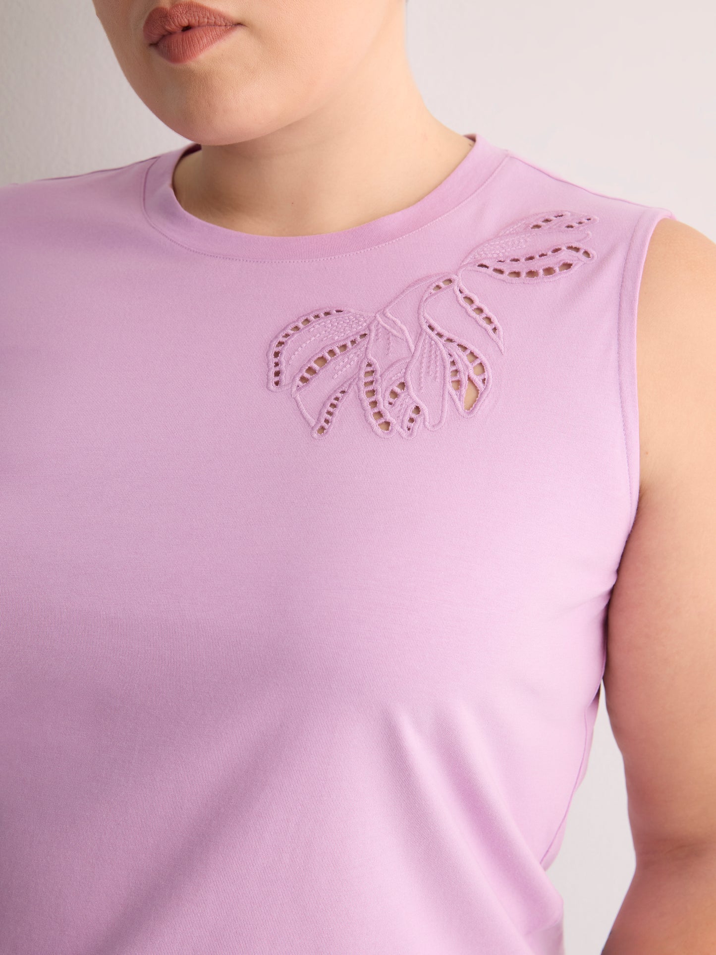 Straight-Fit Sleeveless Bubble Knit Top with Embroidery